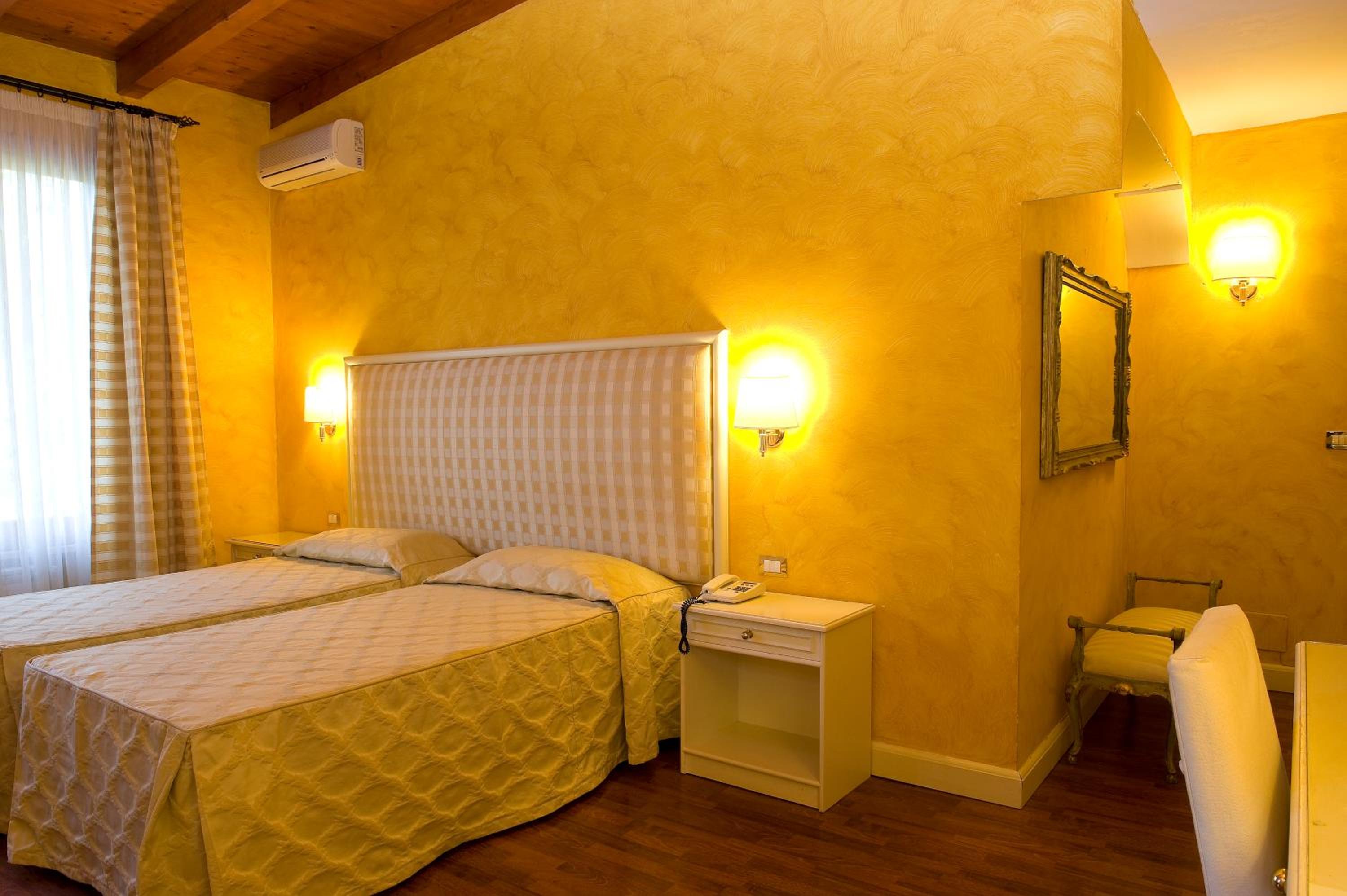 Double or Twin Room - Photo 4