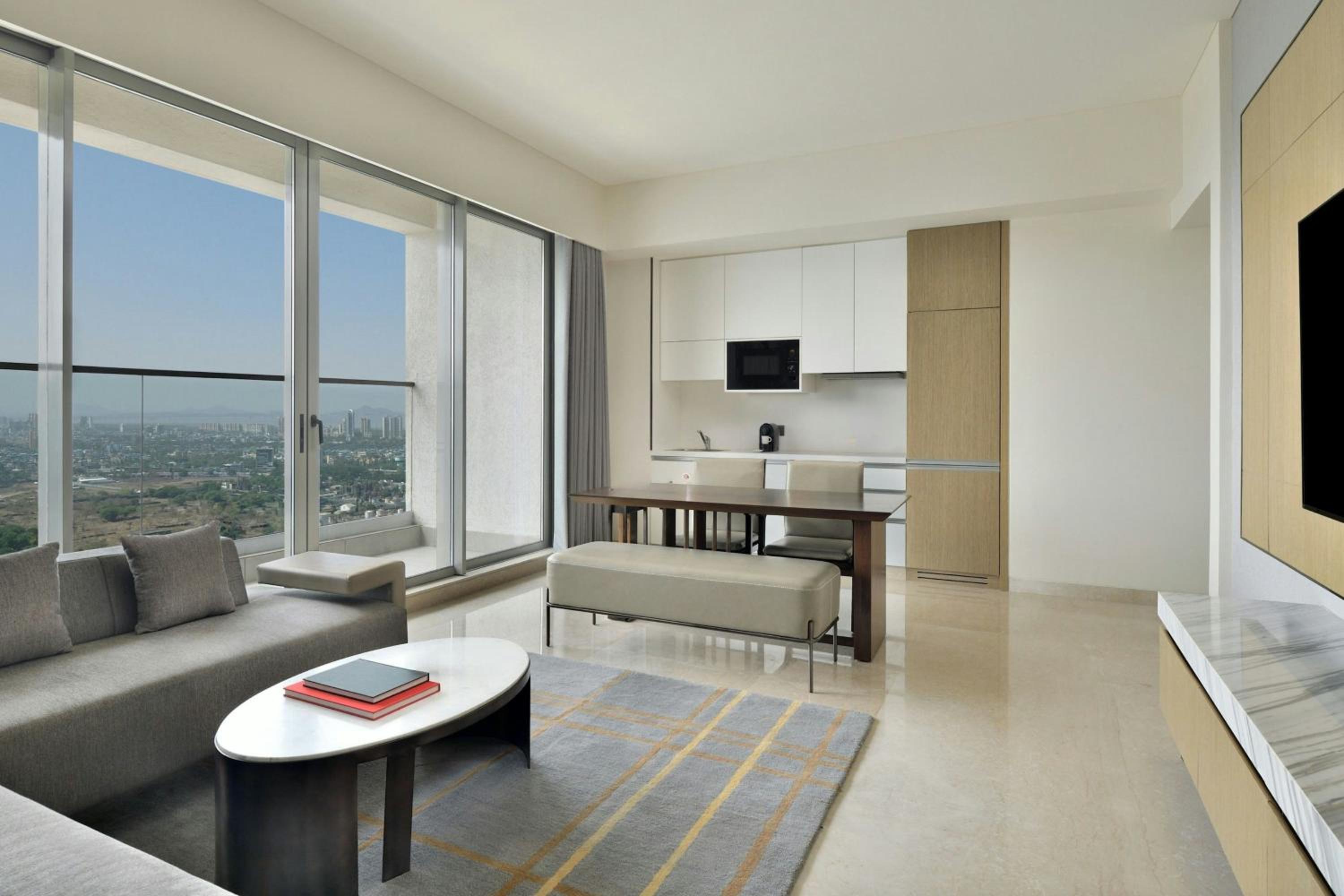 Premium Club, Club lounge access, Larger Guest room, 1 King, Skyline view, Balcony photo 2