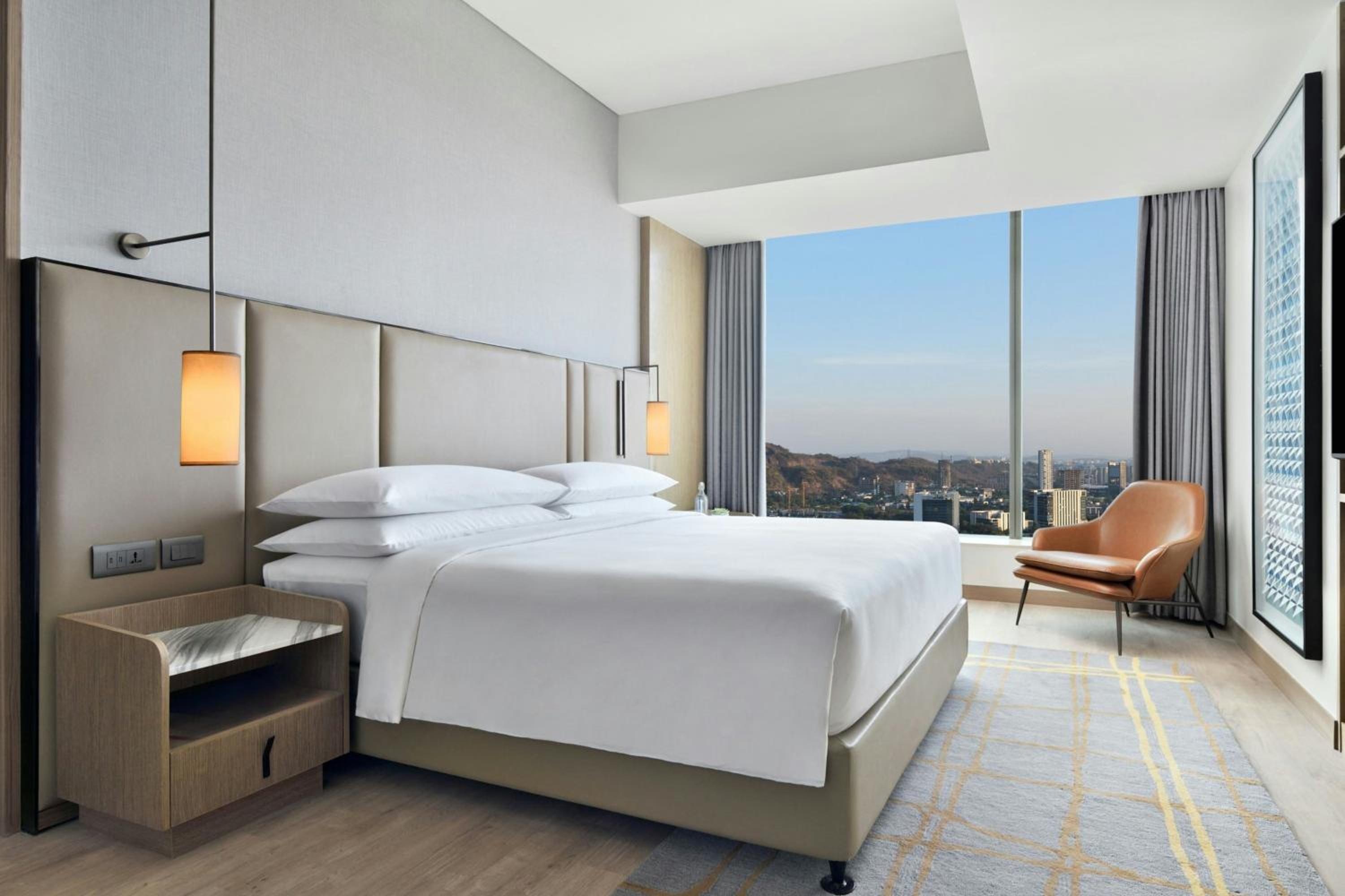 Premium Club, Club lounge access, Larger Guest room, 1 King, Skyline view, Balcony