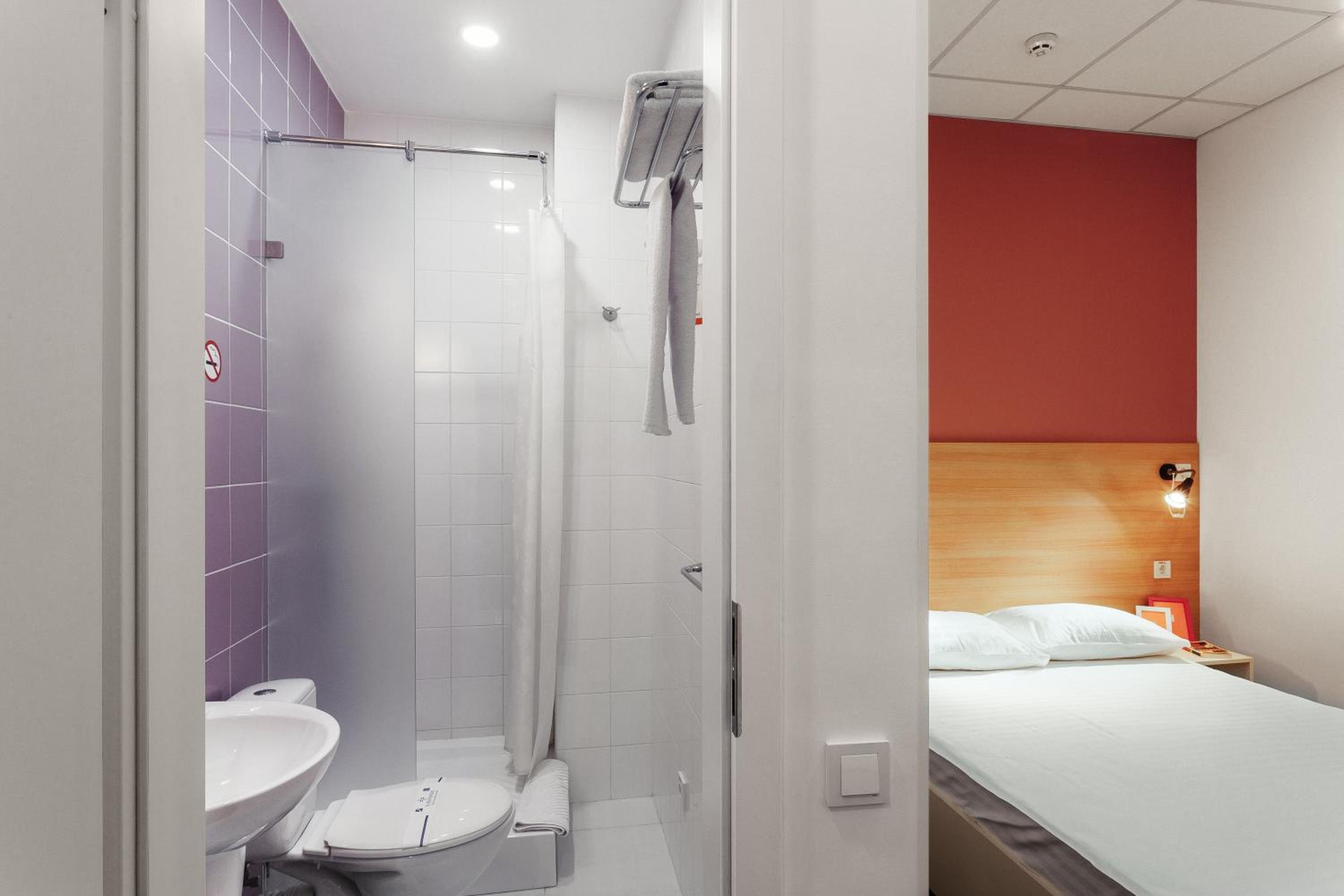Budget Double Room without Window photo 3