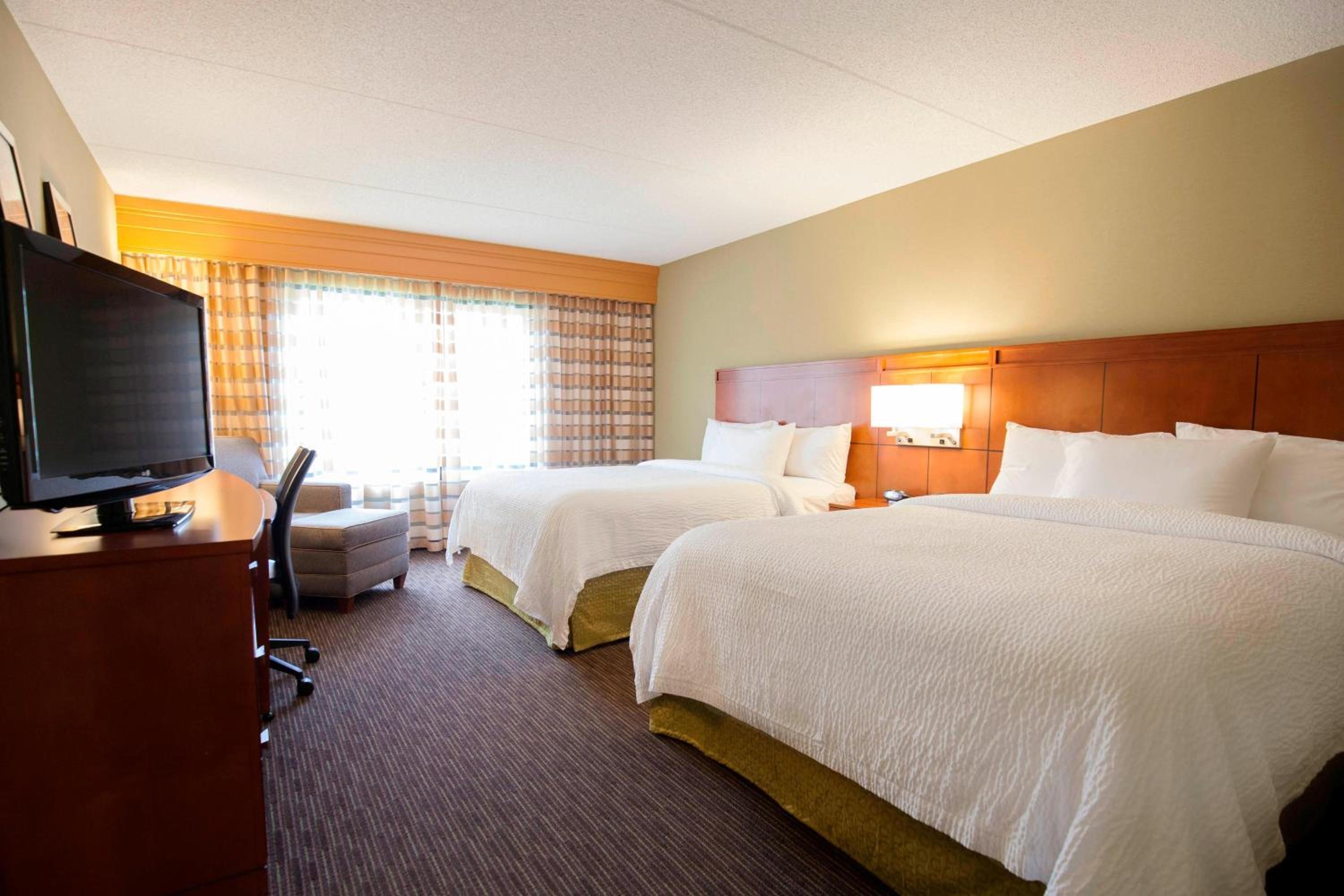Queen Room with Two Queen Beds - Photo 2