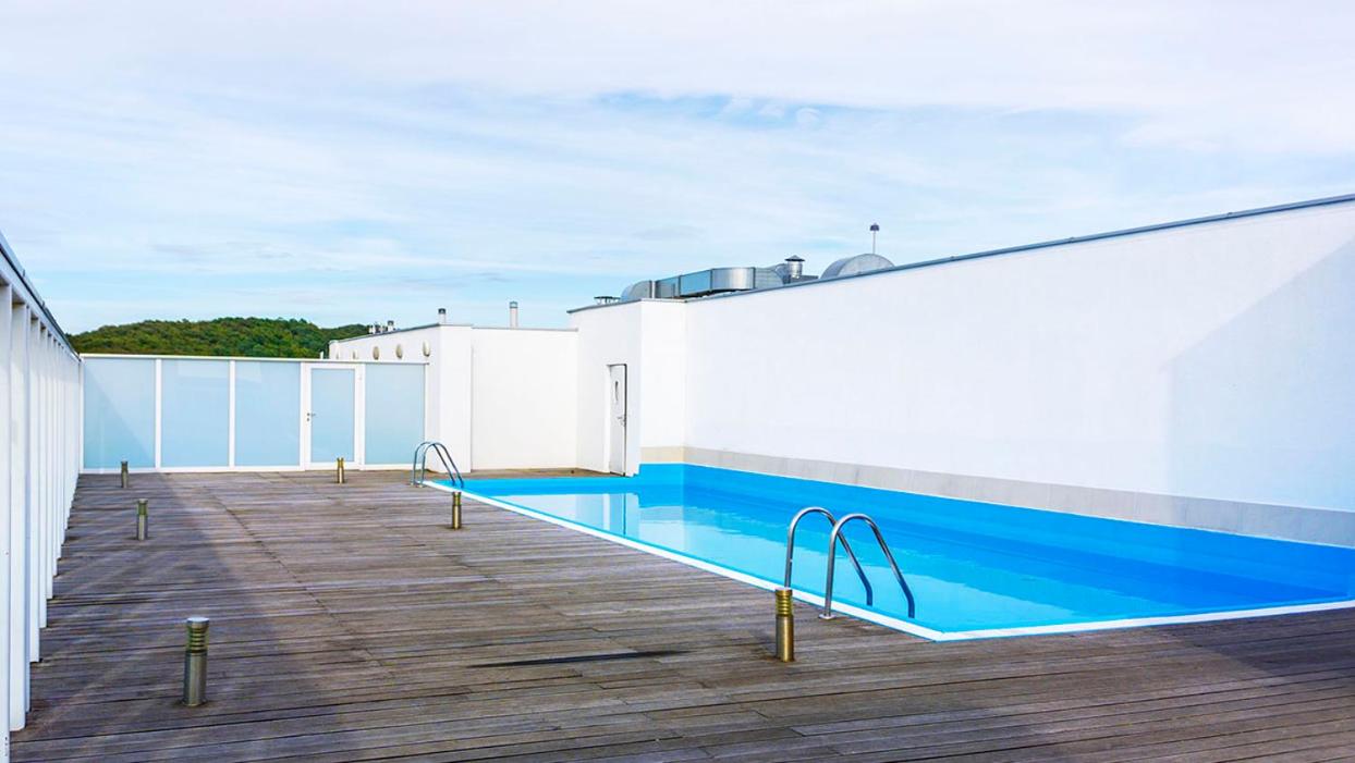 Apartment with Balcony - Photo 4
