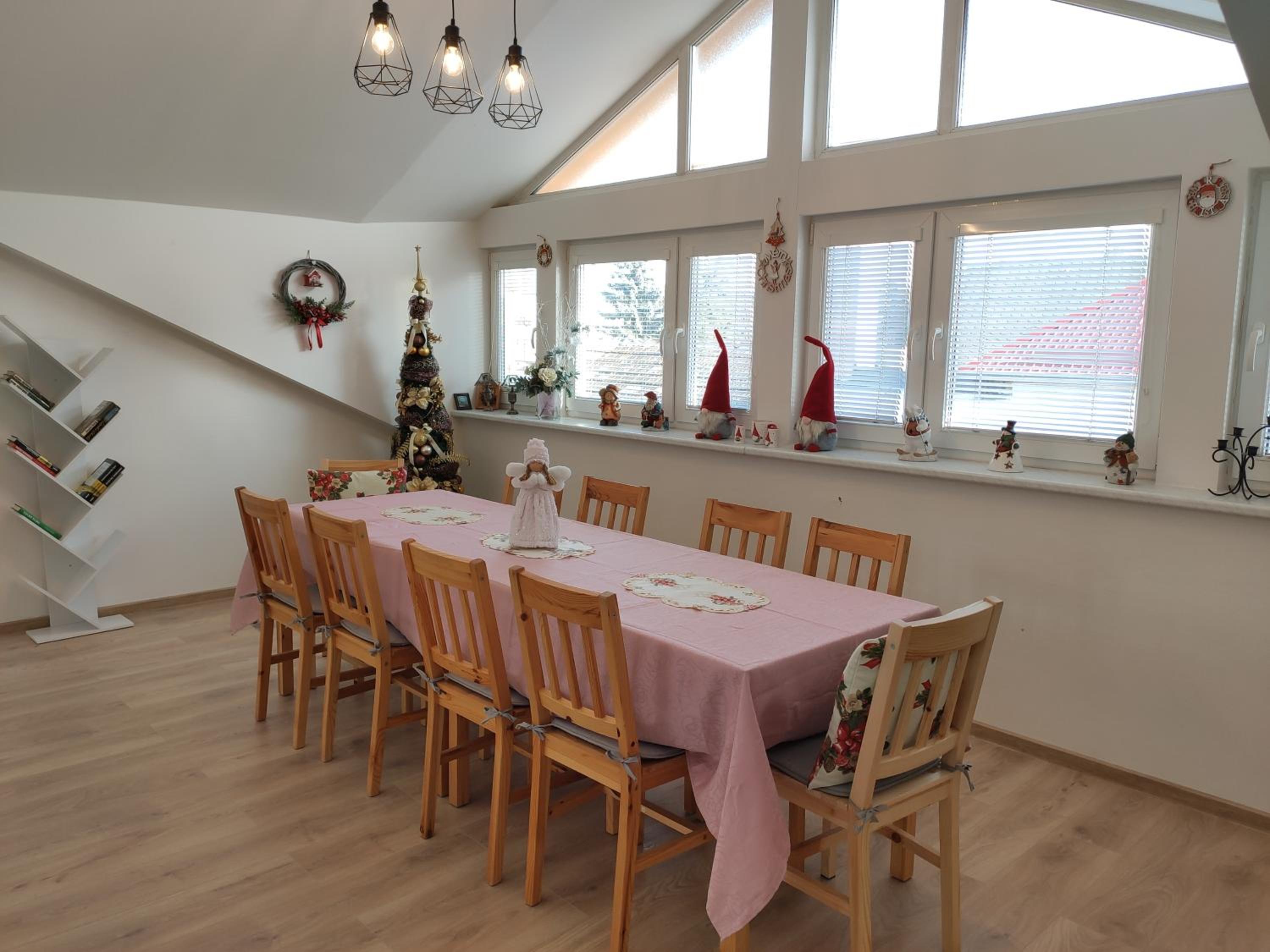 Five-Bedroom House photo 1