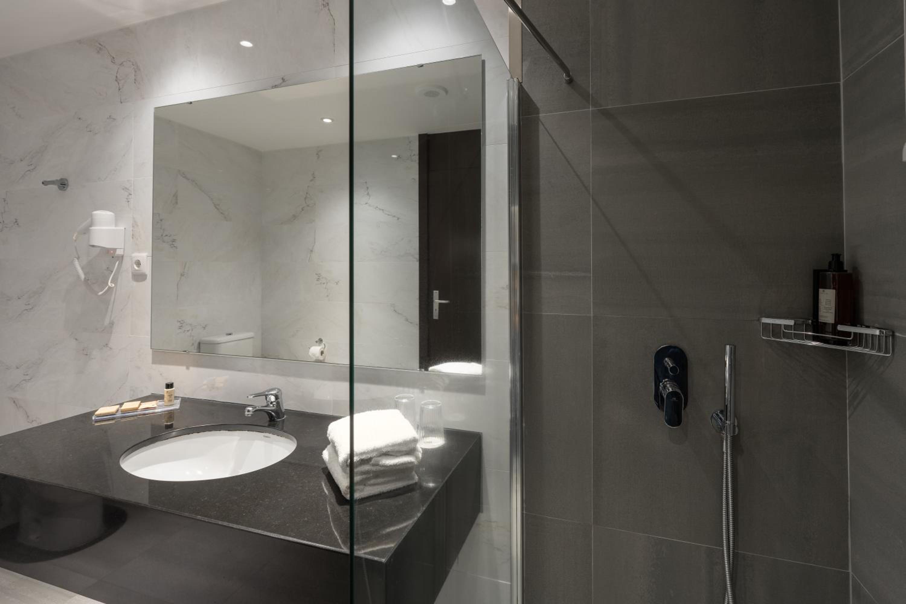Twin Room - Photo 4