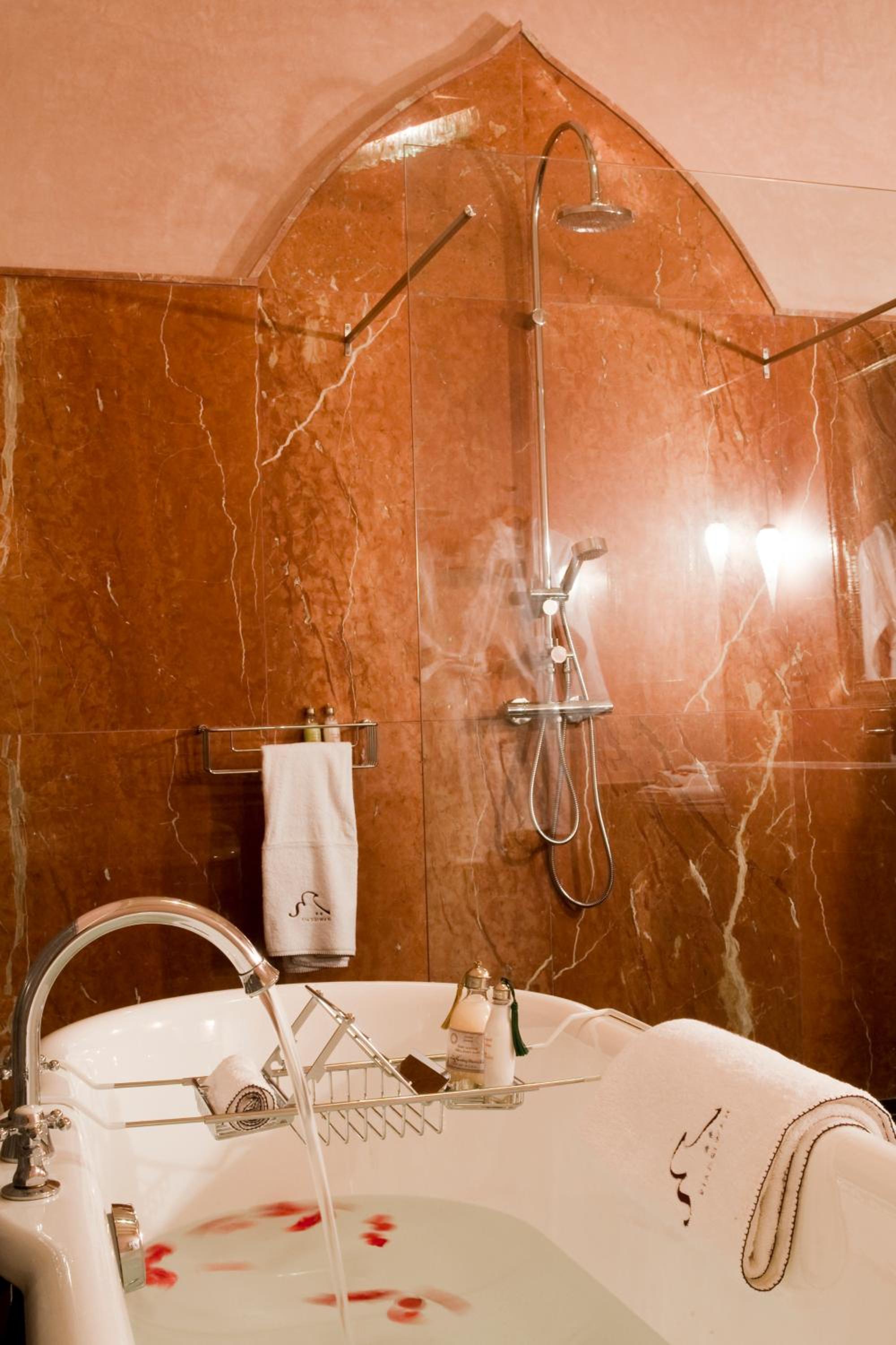 Suite with Terrace - Photo 3