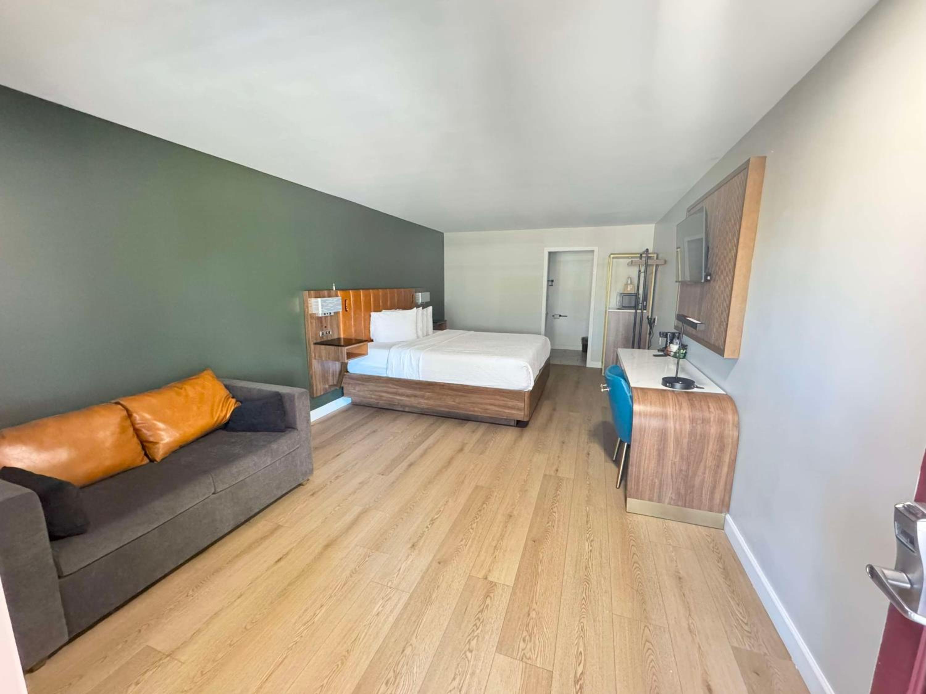 King Room with Sofa Bed and Shower - Non-Smoking