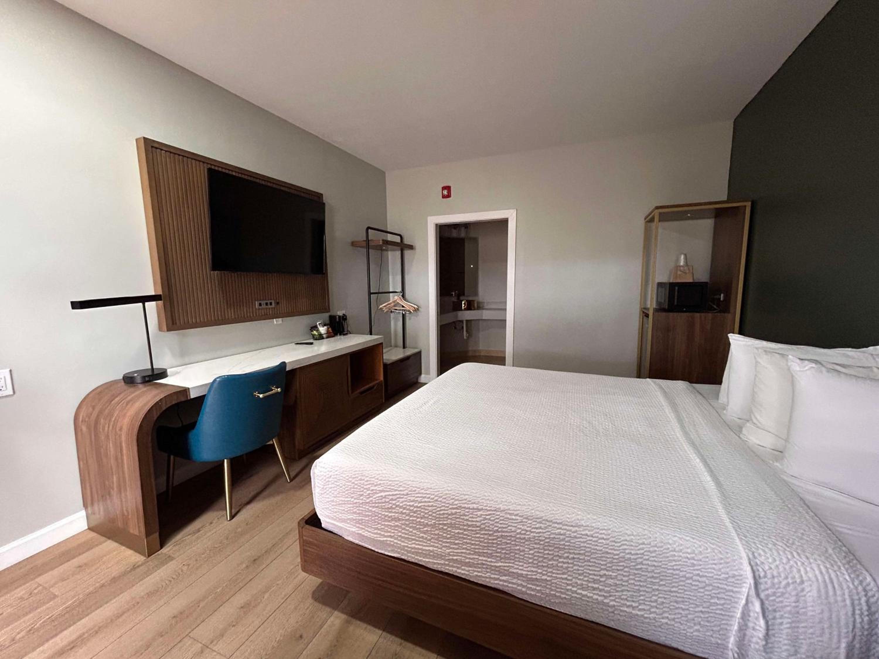 King Room with Bath Tub - Mobility Access