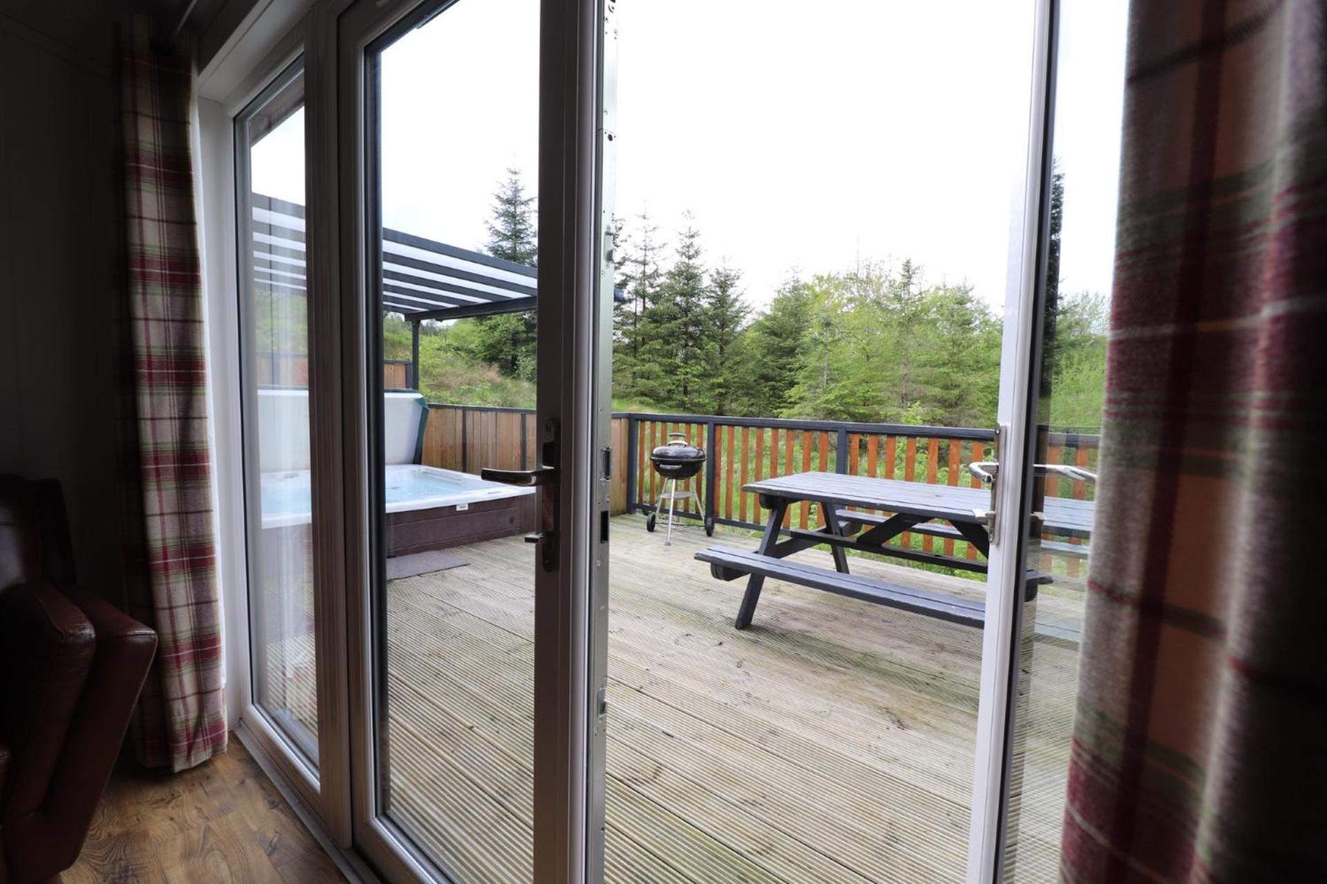 Lodge 13 - Red Squirrel Lodge. Sleeps 4, Hot Tub, Pet Friendly