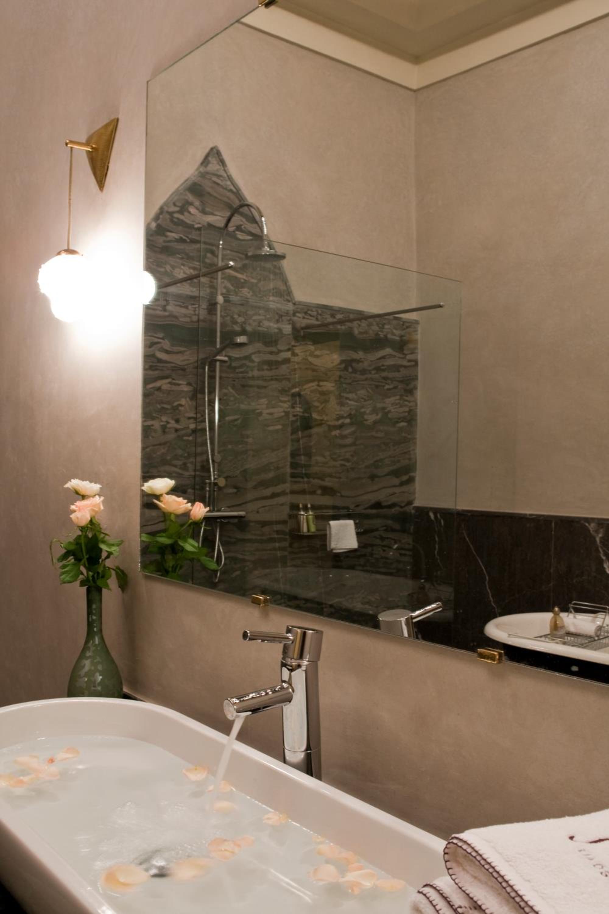 Suite with Balcony - Photo 5