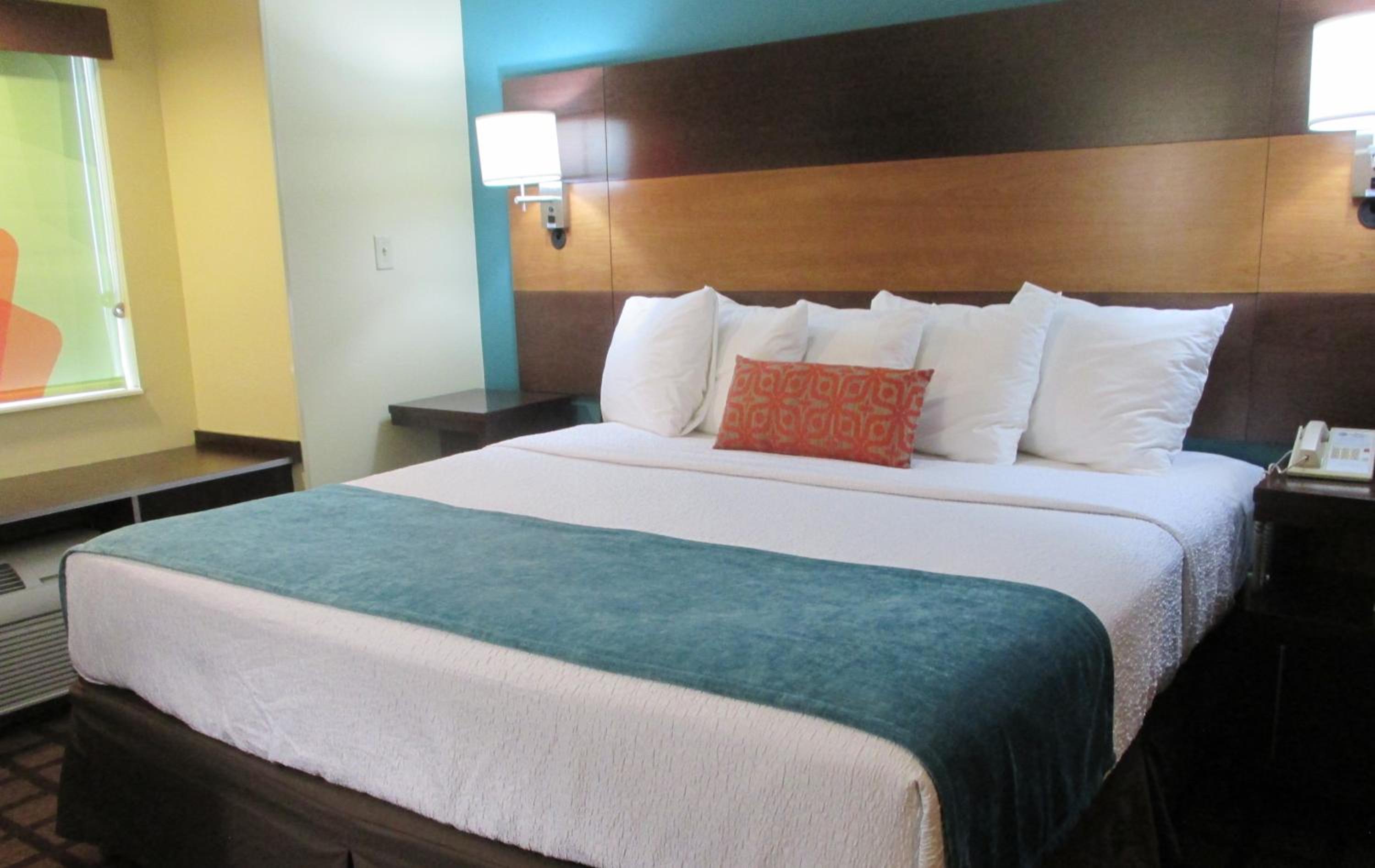King Room - Non-Smoking - Photo 4