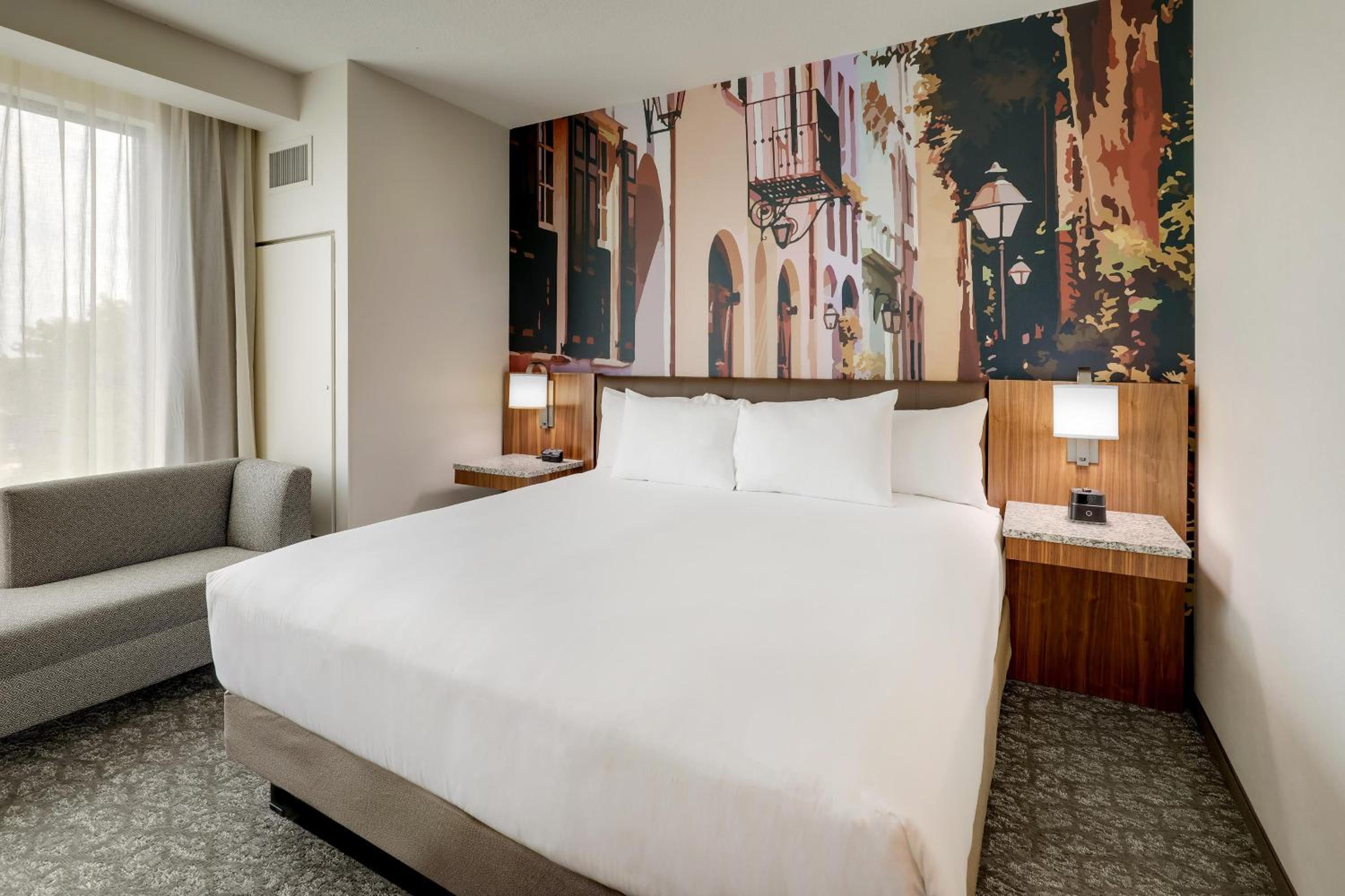 Upper Floor Deluxe King Room - Hearing Accessible