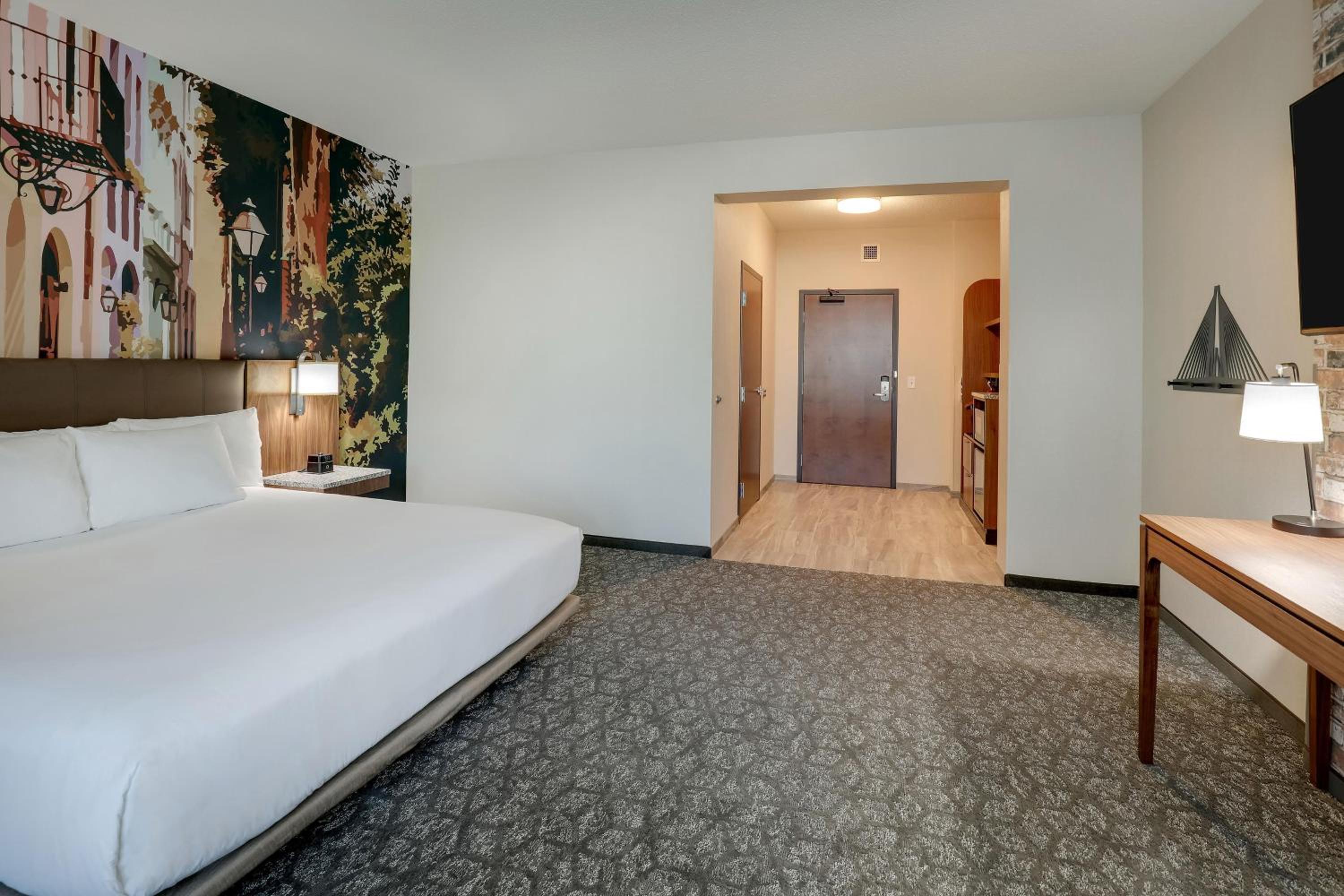 Deluxe King Room - Accessible, Roll-in Shower