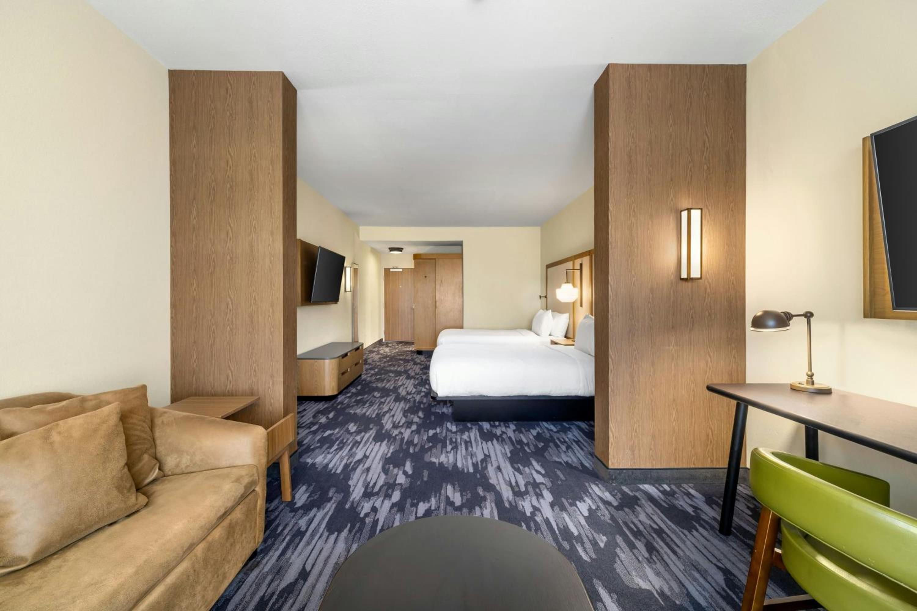 Queen Suite with Sofa Bed and Adapted Tub - Mobility Accessible photo 2