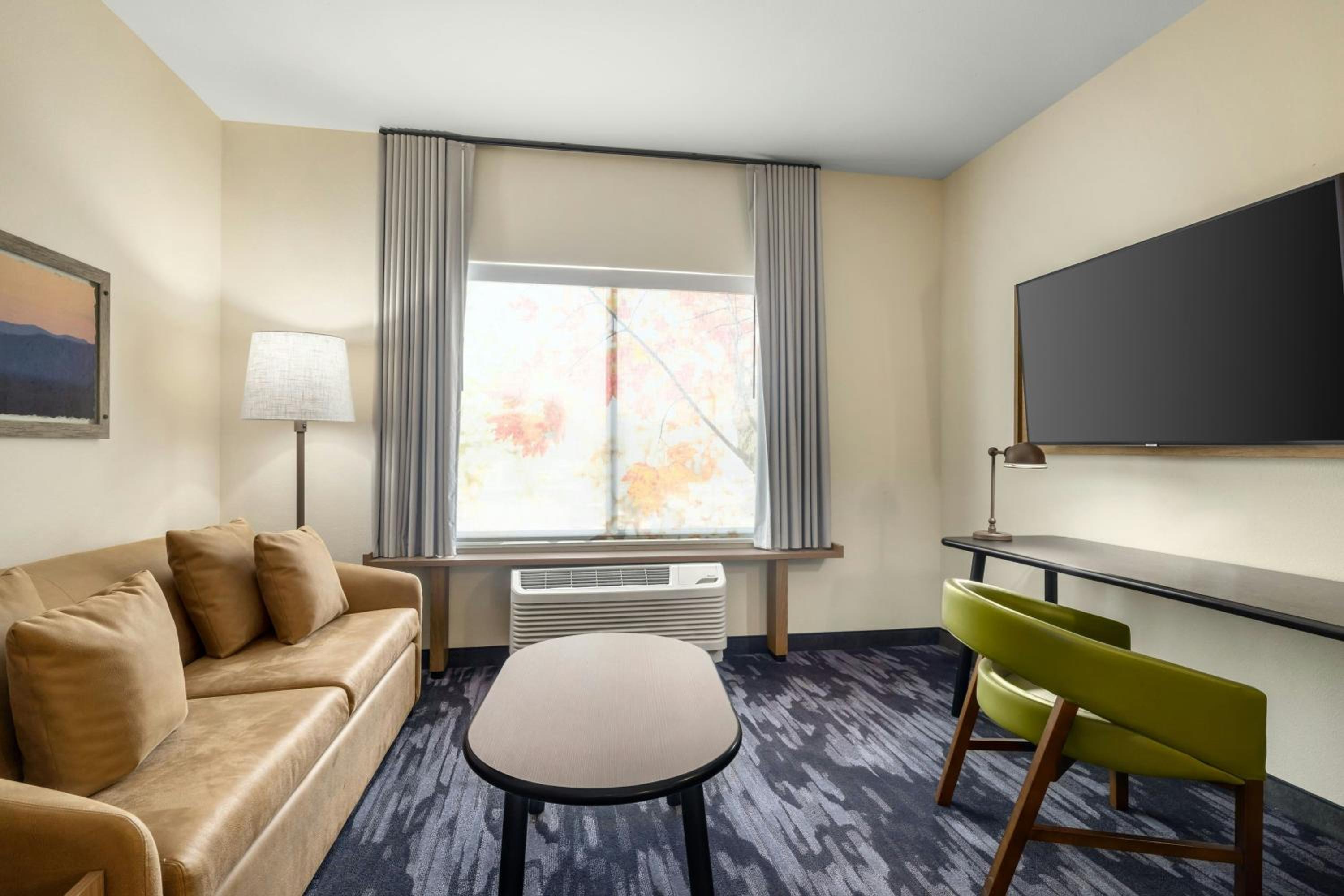 Queen Suite with Sofa Bed and Adapted Tub - Mobility Accessible
