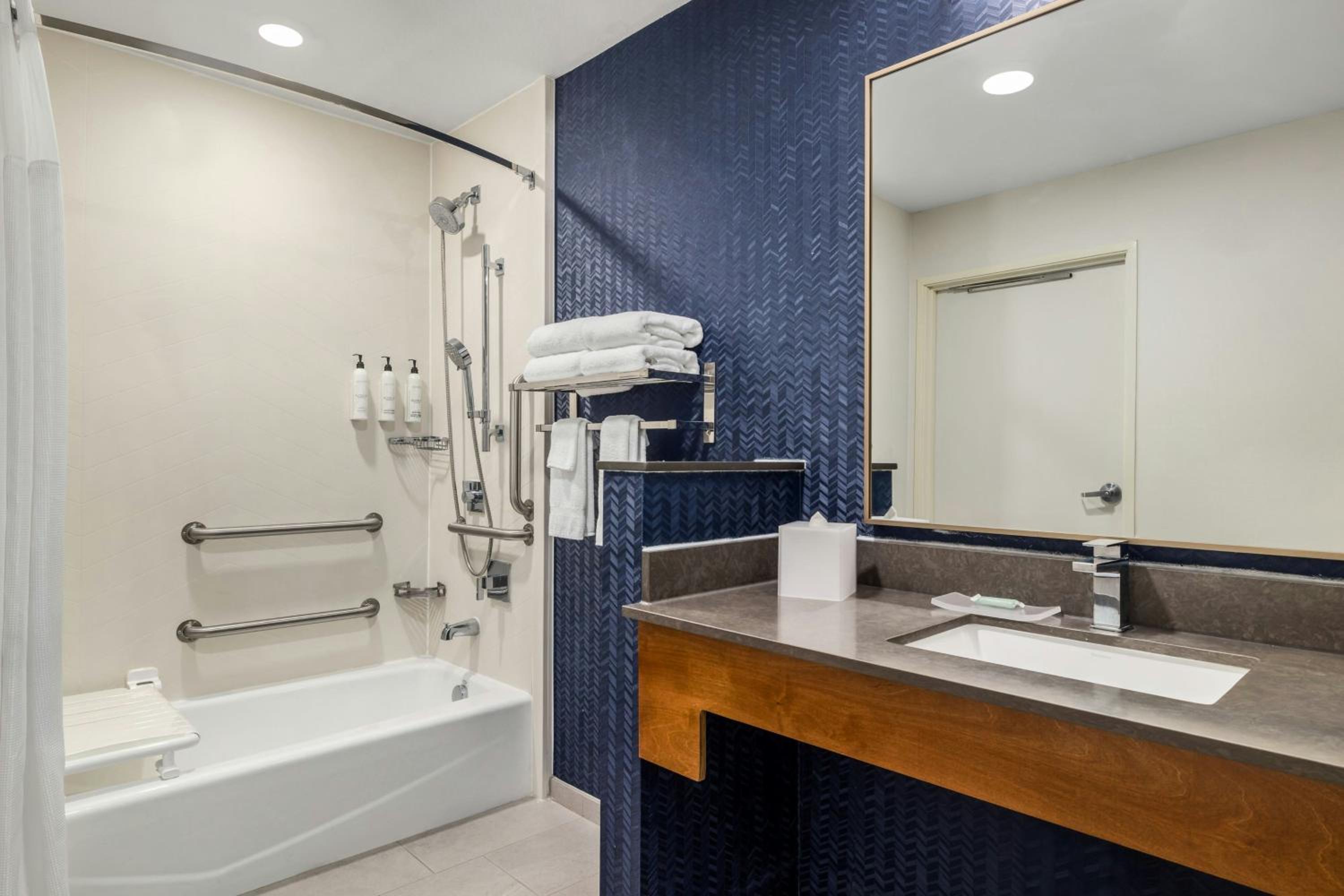 Queen Room with Two Queen Beds and Adapted Tub - Mobility Accessible
