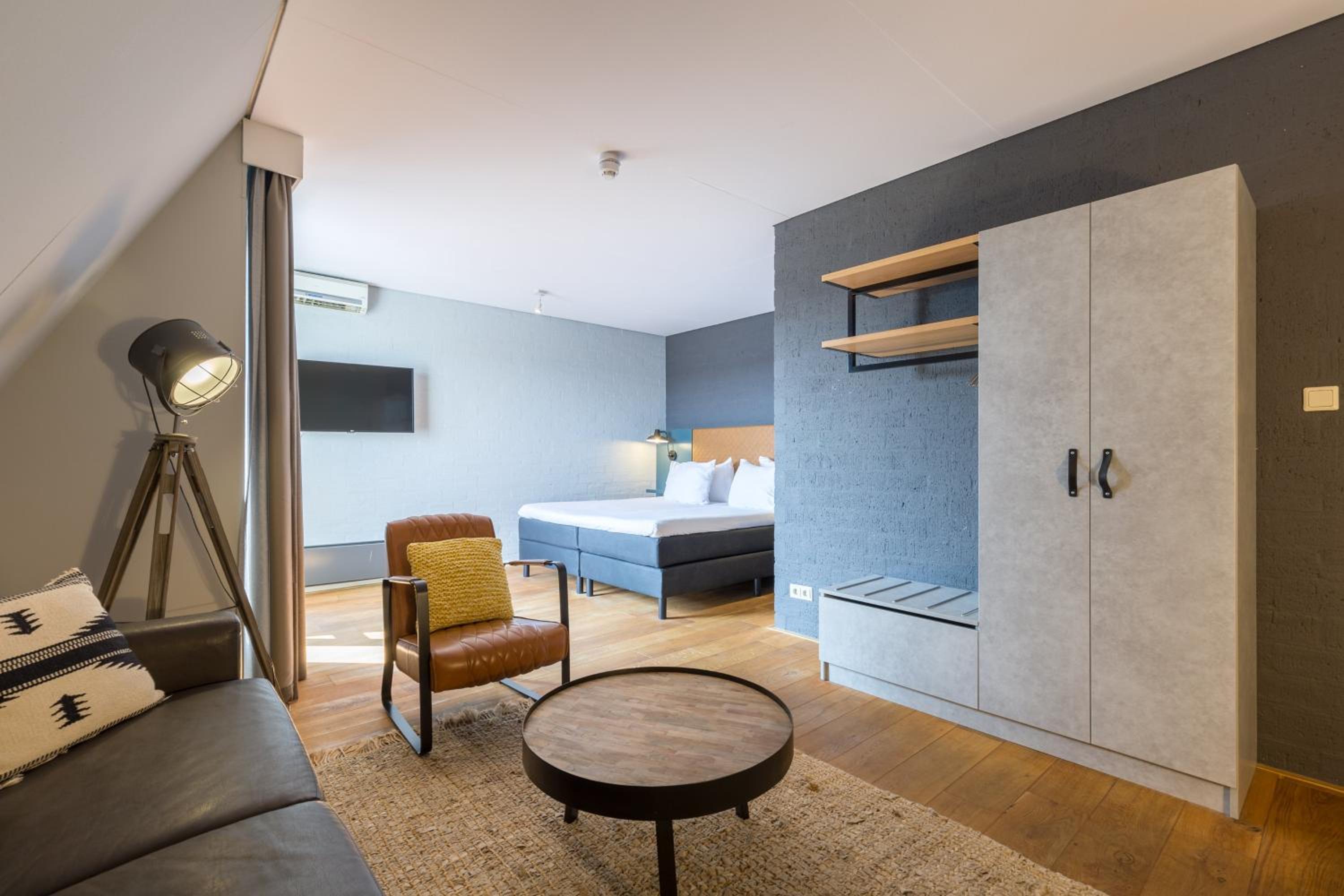Suite 1 Twin Bed thumbnail 6