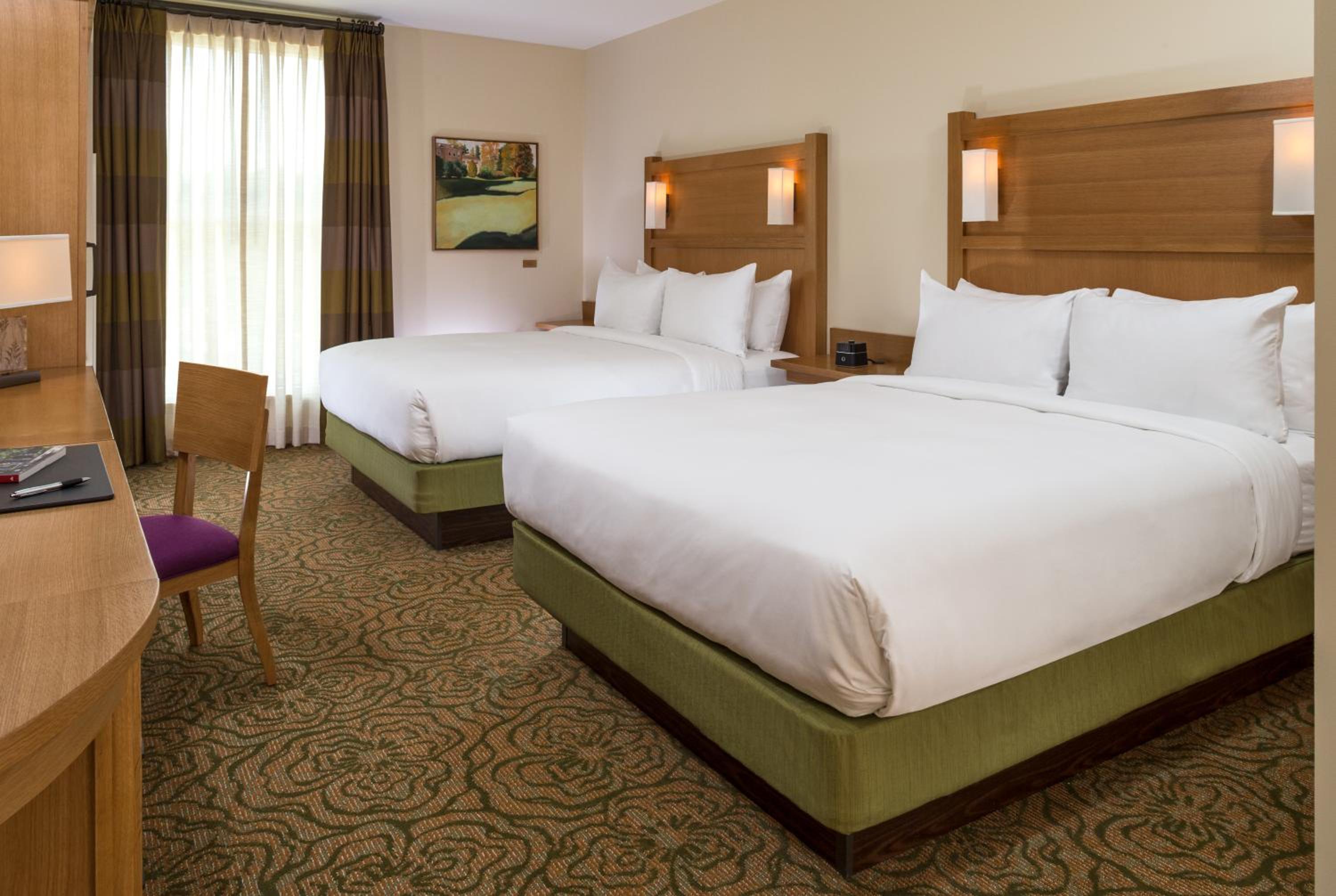 Queen Room with Two Queen Beds photo 3