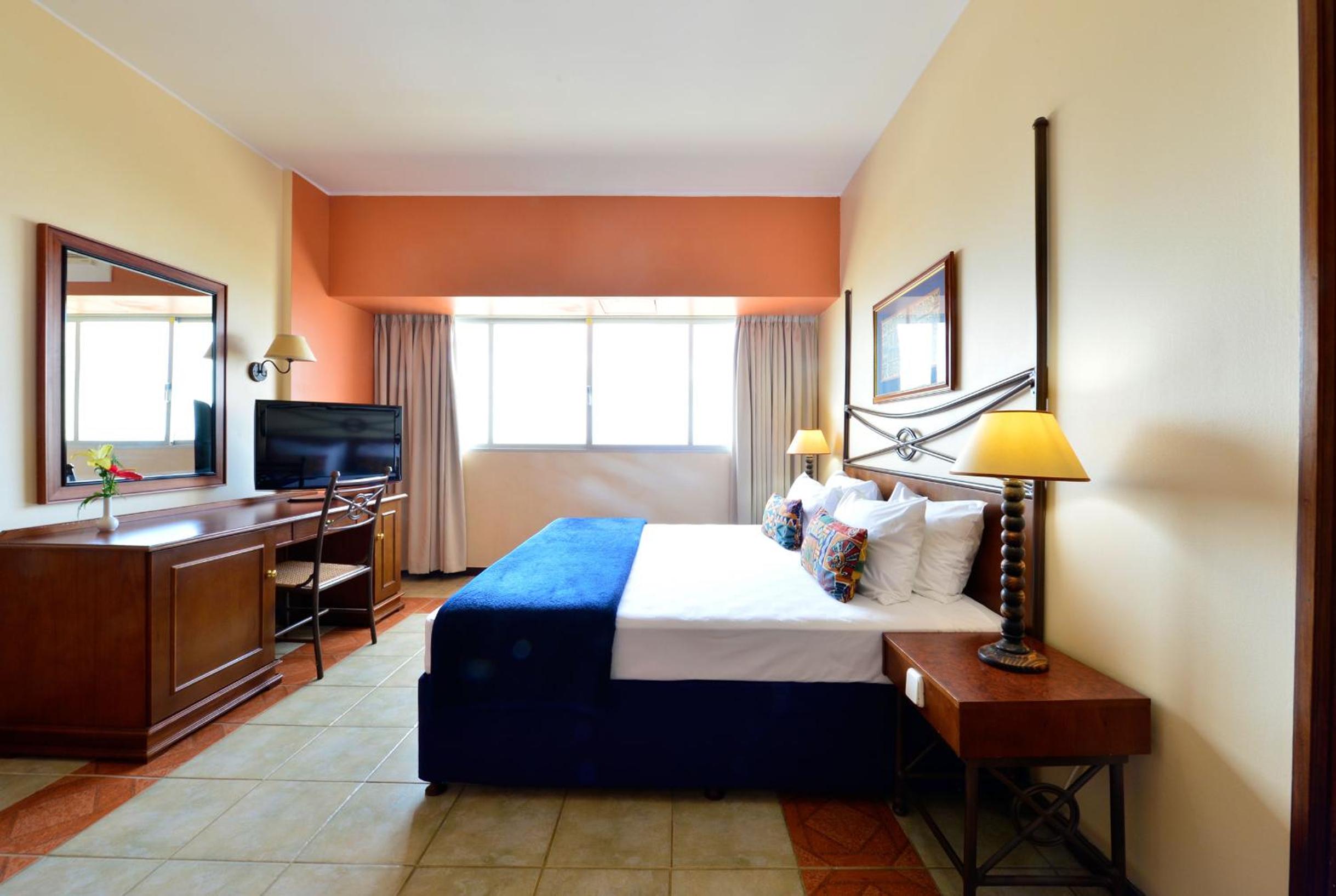Executive Family Room - Photo 6