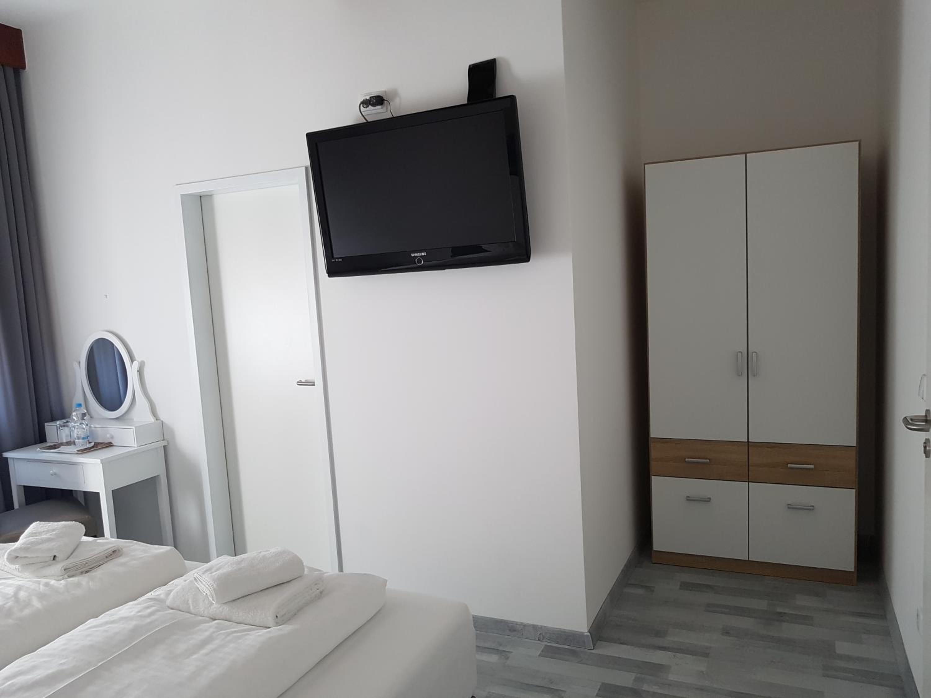 Double Room with Private Bathroom - Photo 4