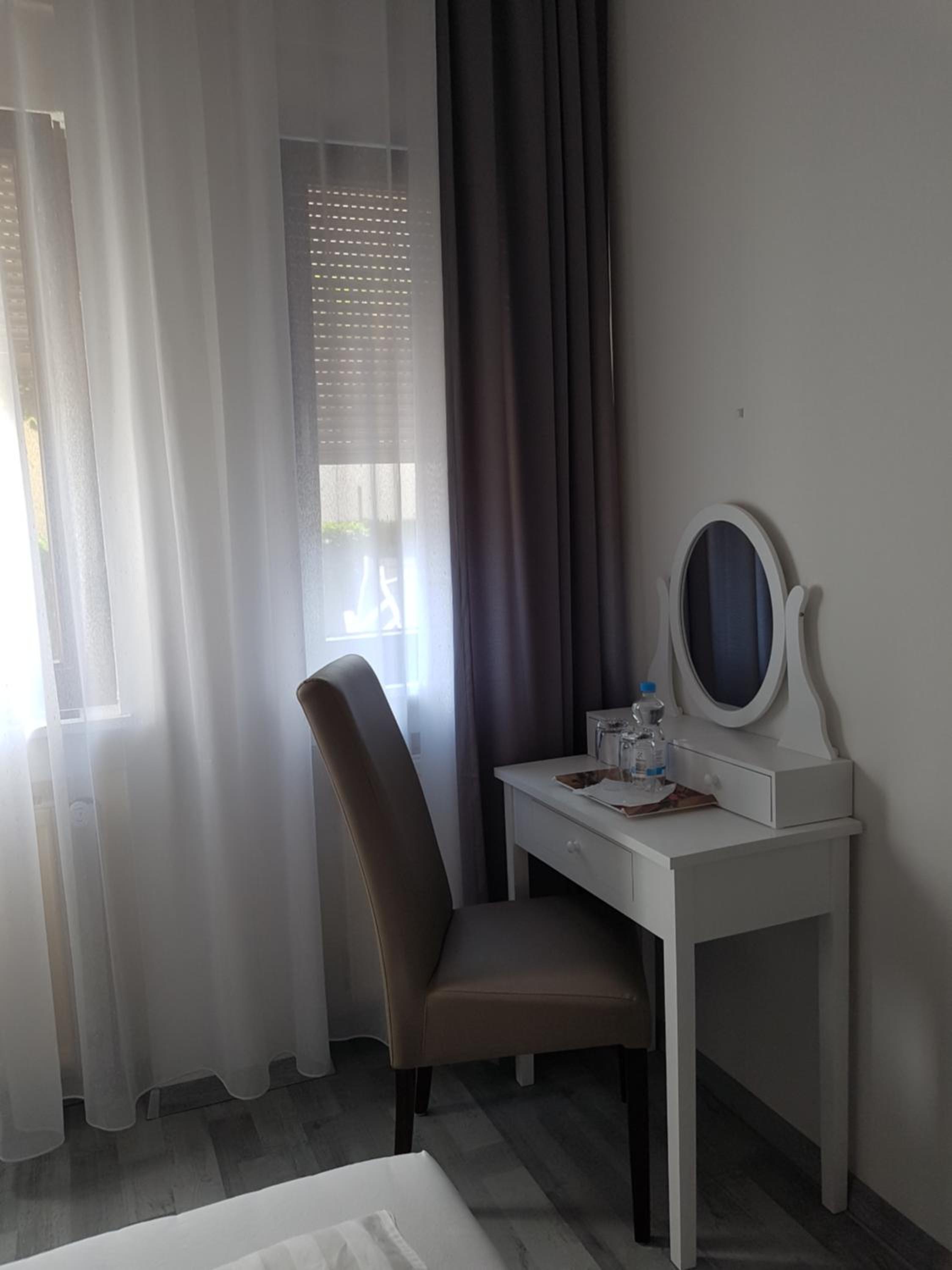 Double Room with Private Bathroom - Photo 2