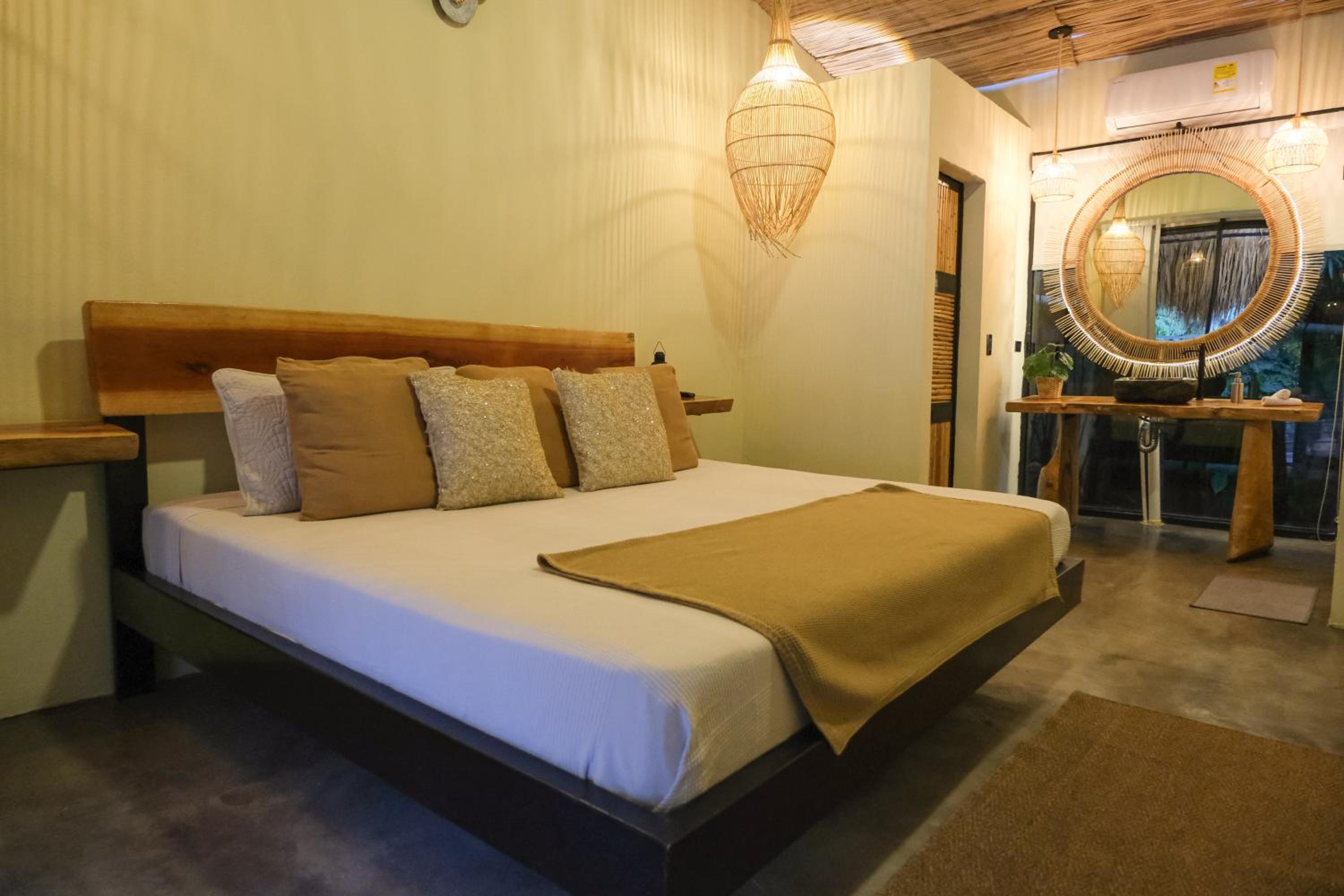 Deluxe King Suite photo 2