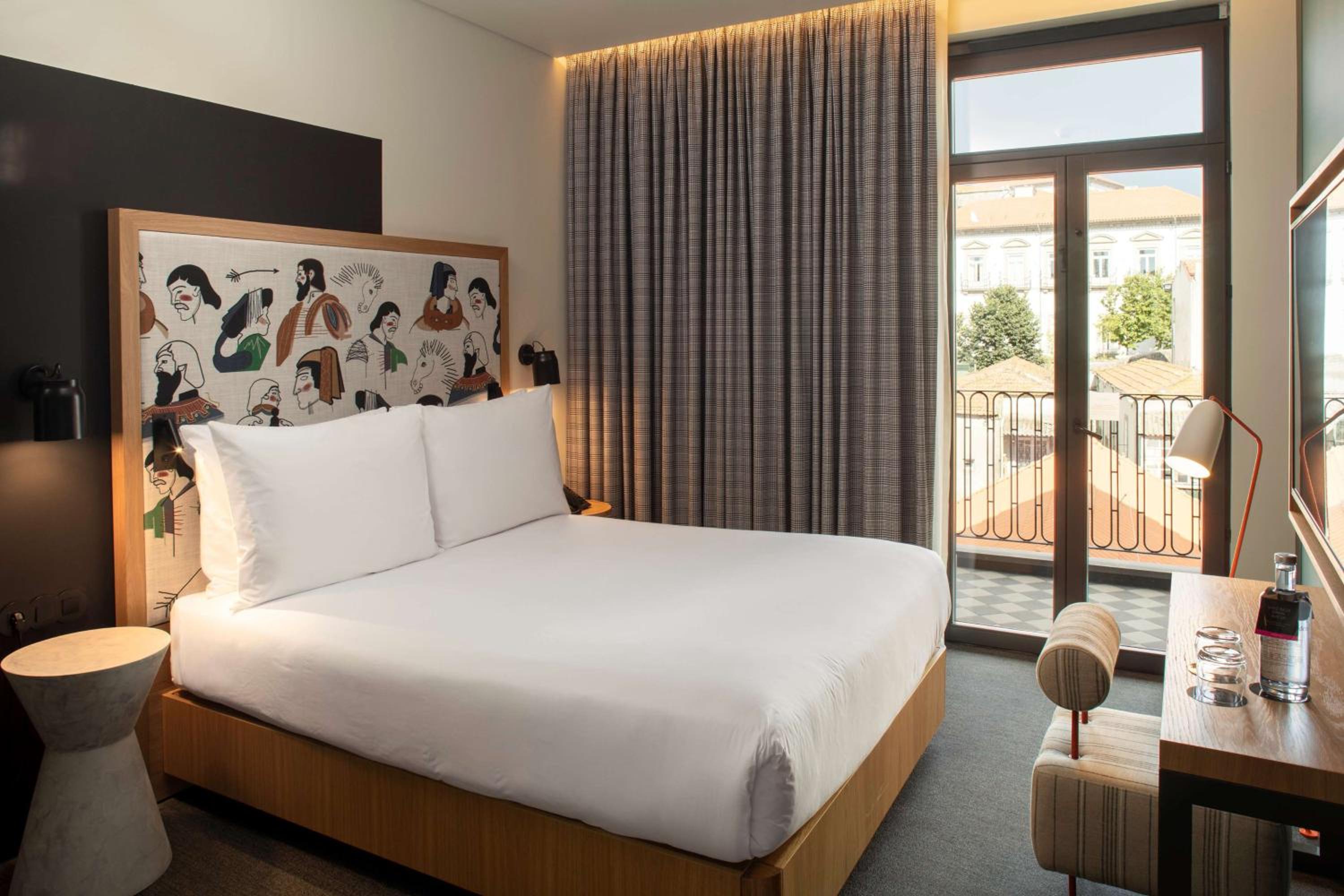 Superior Queen Room with City View
