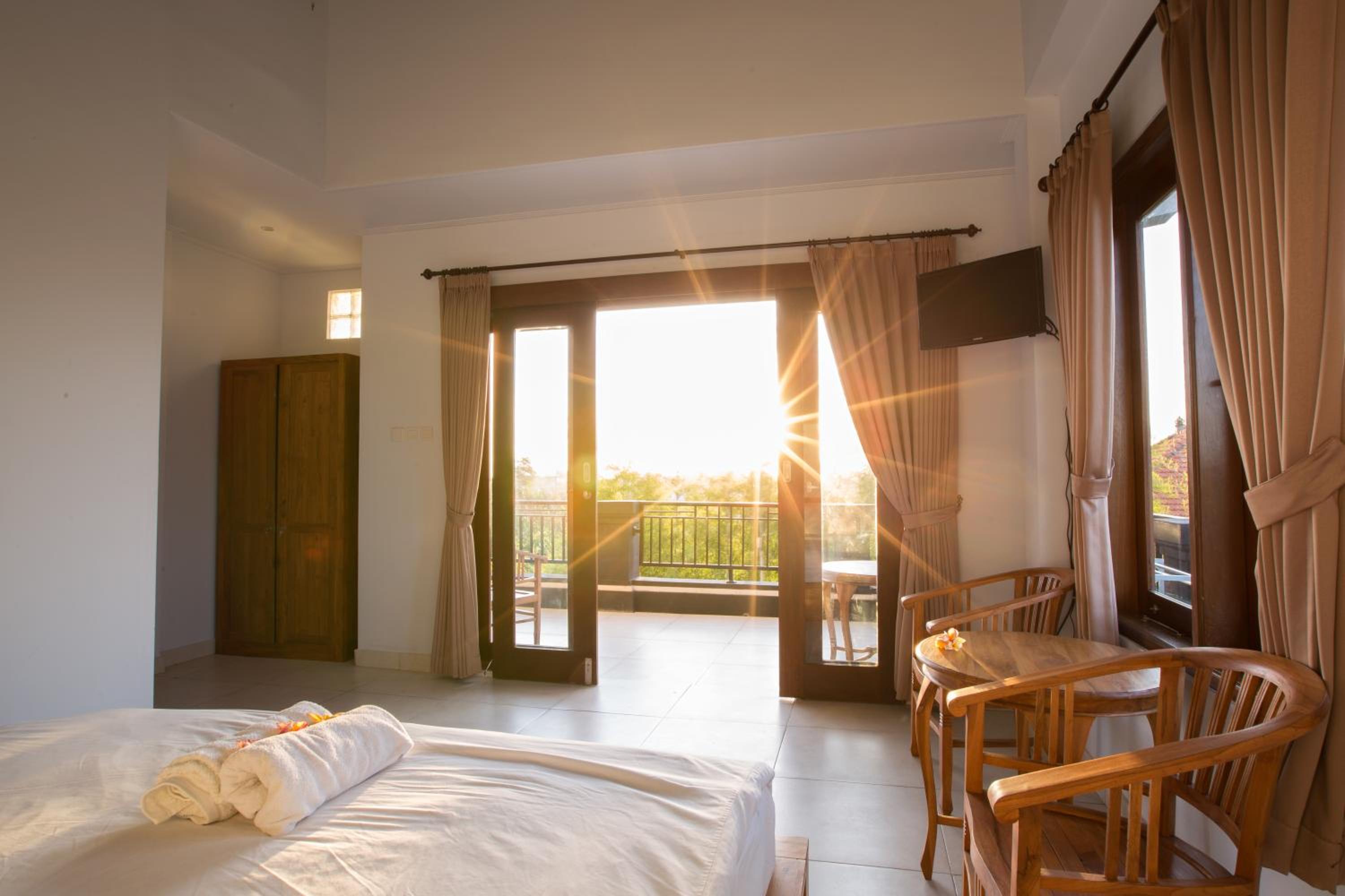Deluxe Double Room with Balcony - Photo 12