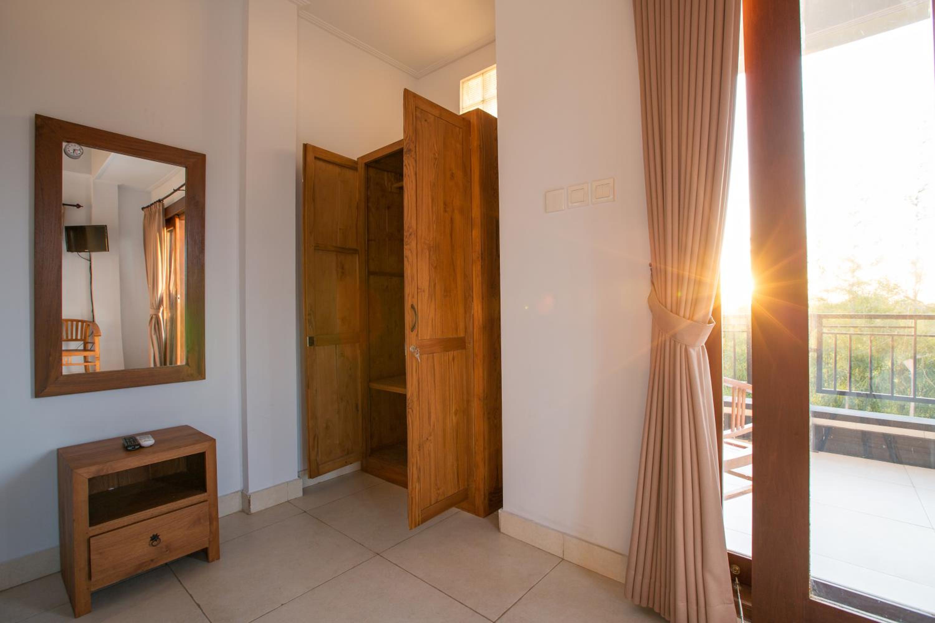 Deluxe Double Room with Balcony - Photo 7