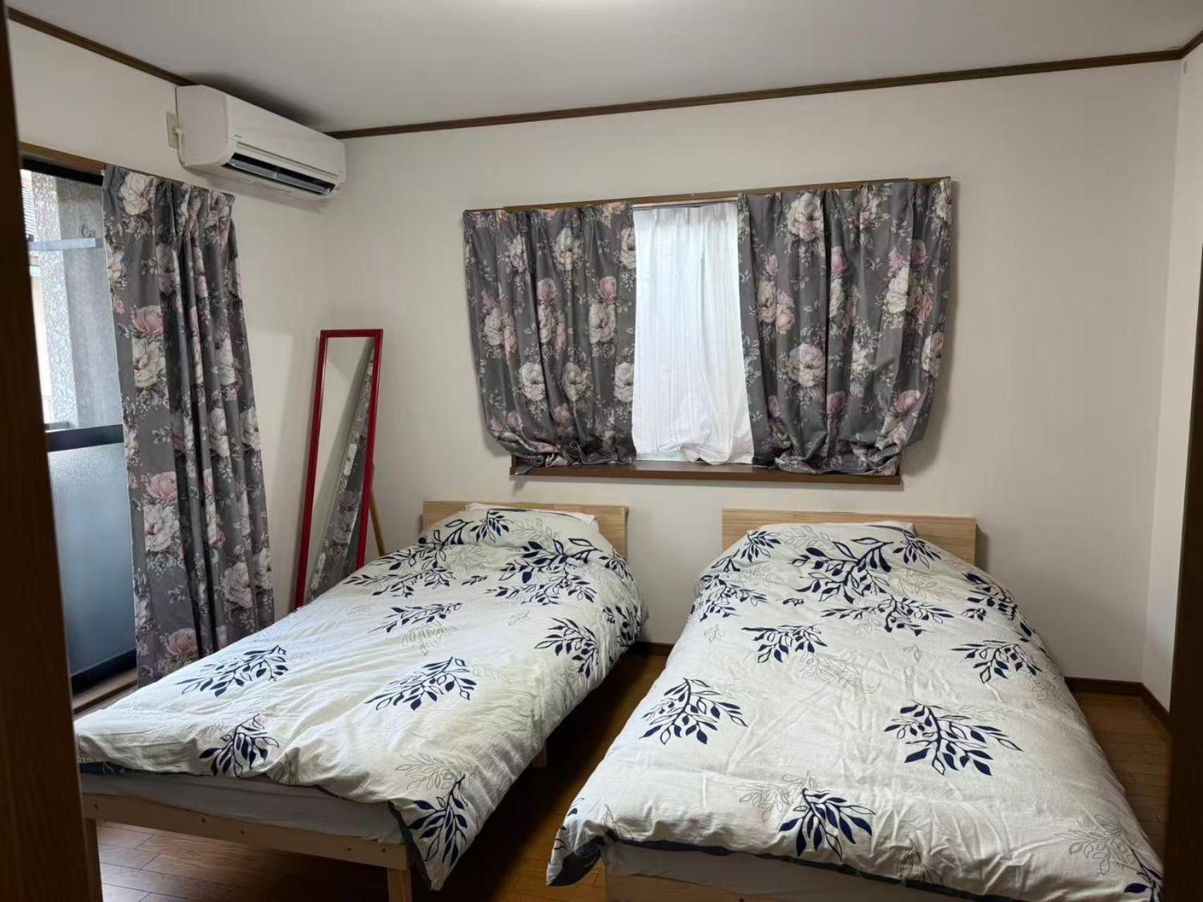Single Room with Shared Shower and Toilet photo 1