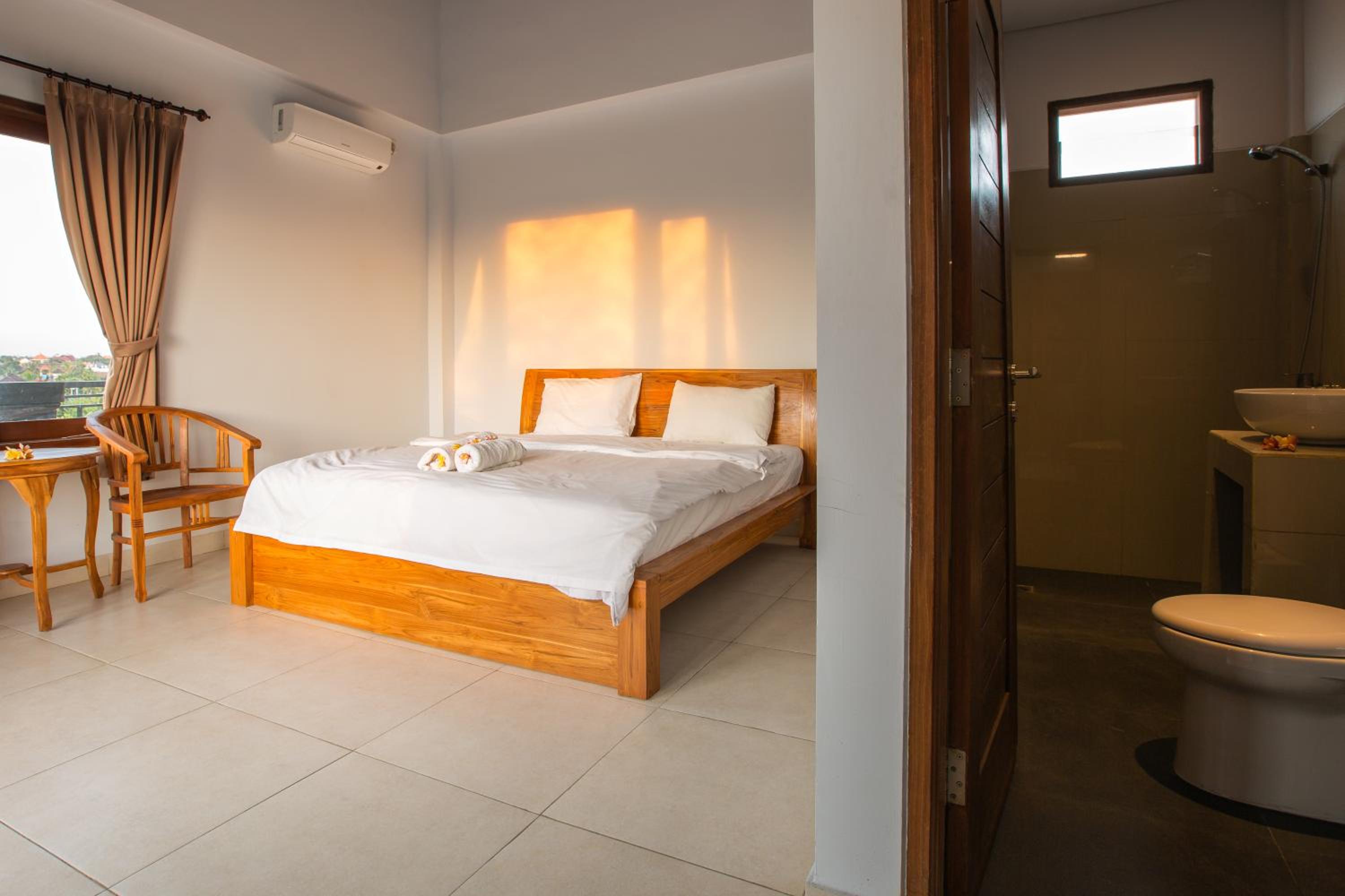 Deluxe Double Room with Balcony - Photo 9