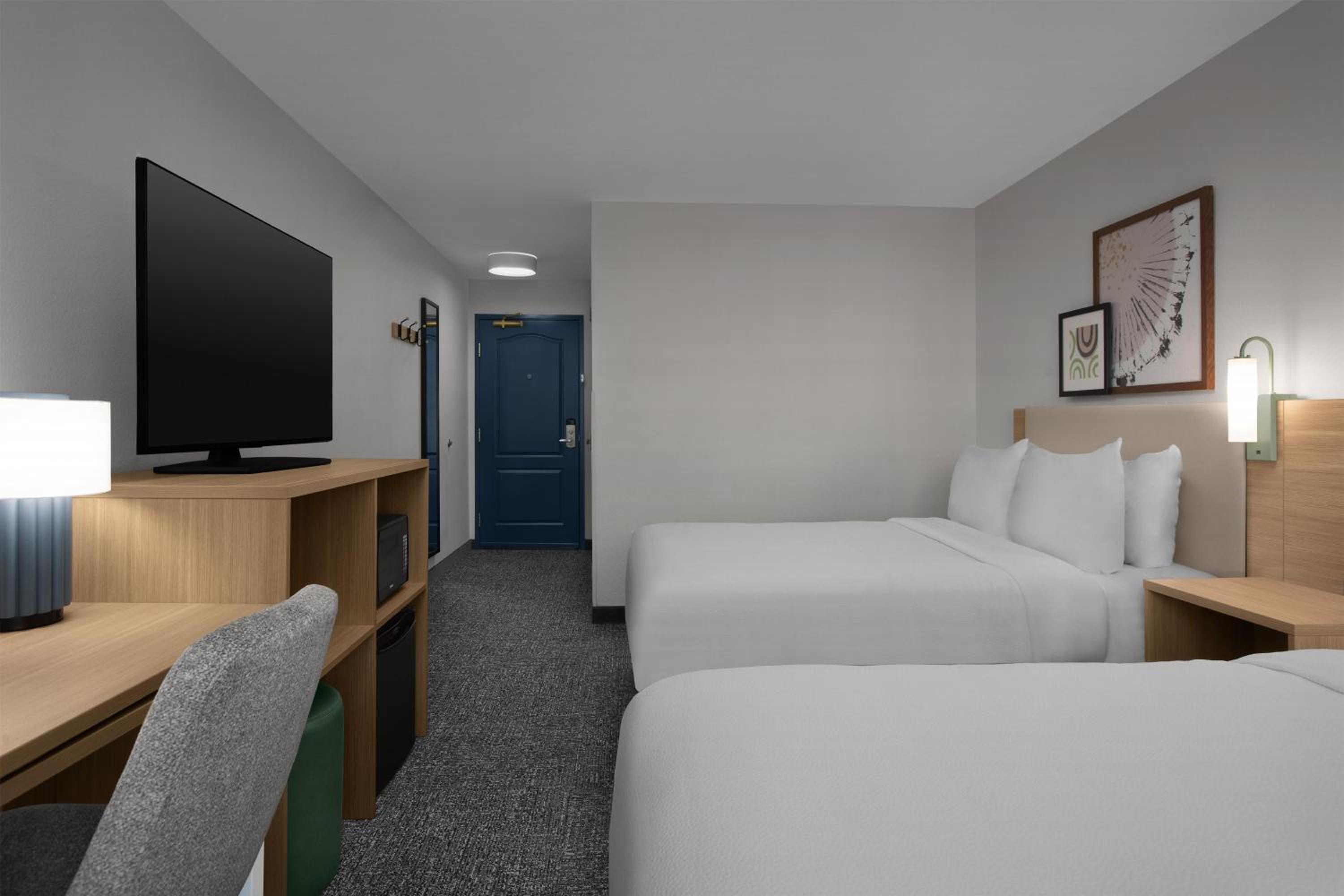 Queen Room with Two Queen Beds - Photo 3