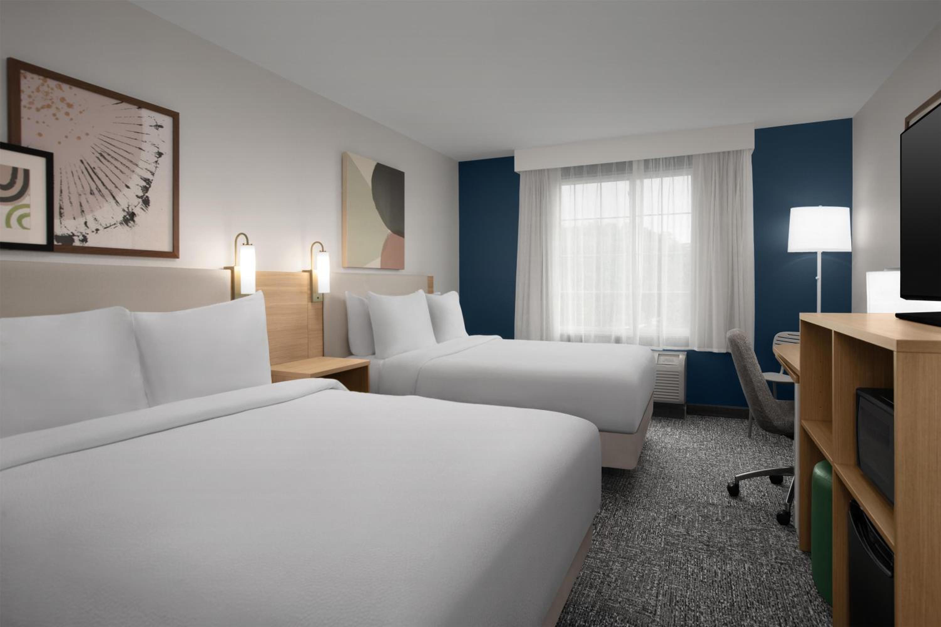 Queen Room with Two Queen Beds - Photo 4