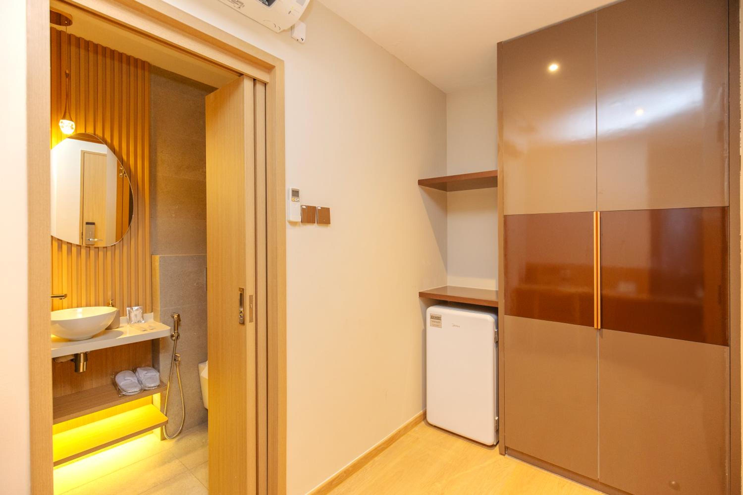 Master Double Studio No Window (Kitchen Outside The Room) photo 3