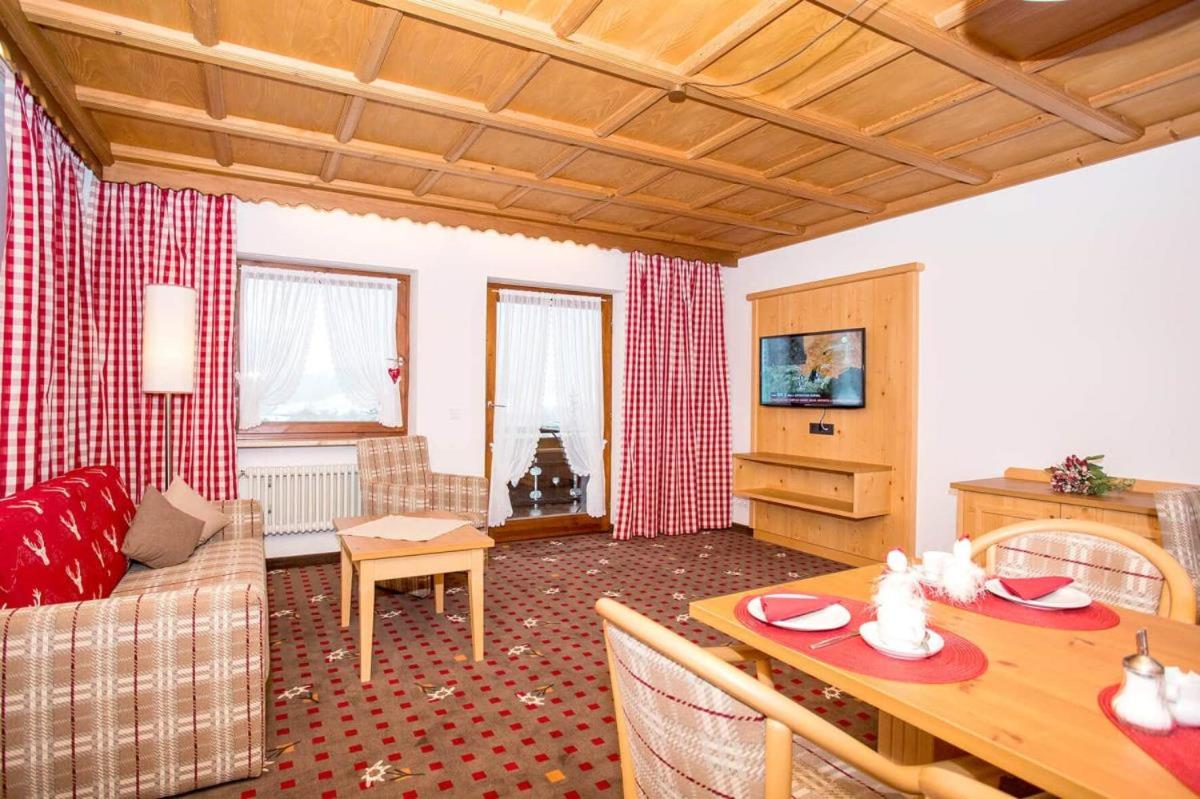 One-Bedroom Apartment with Lake View