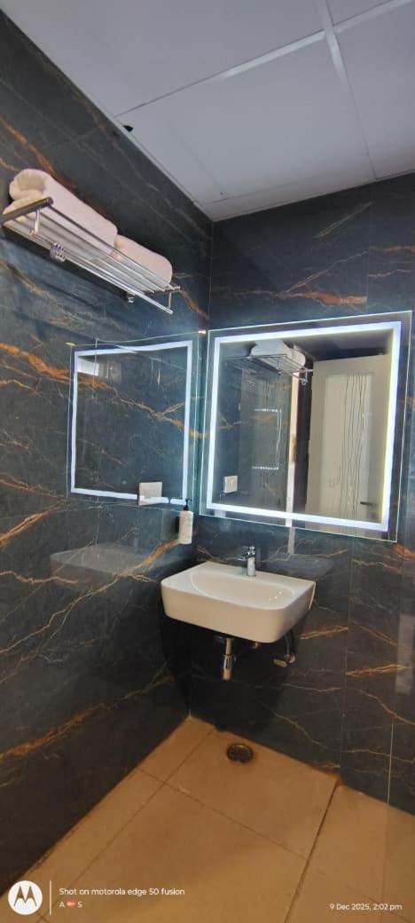 Twin Room - Photo 2
