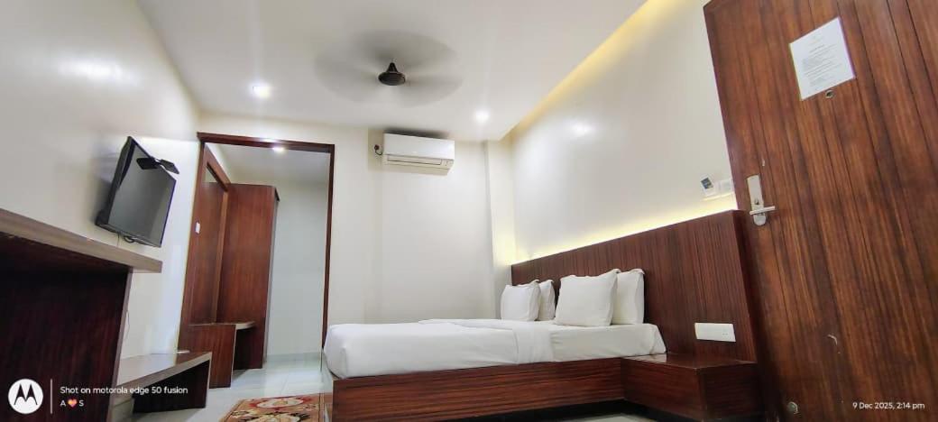 Twin Room - Photo 3