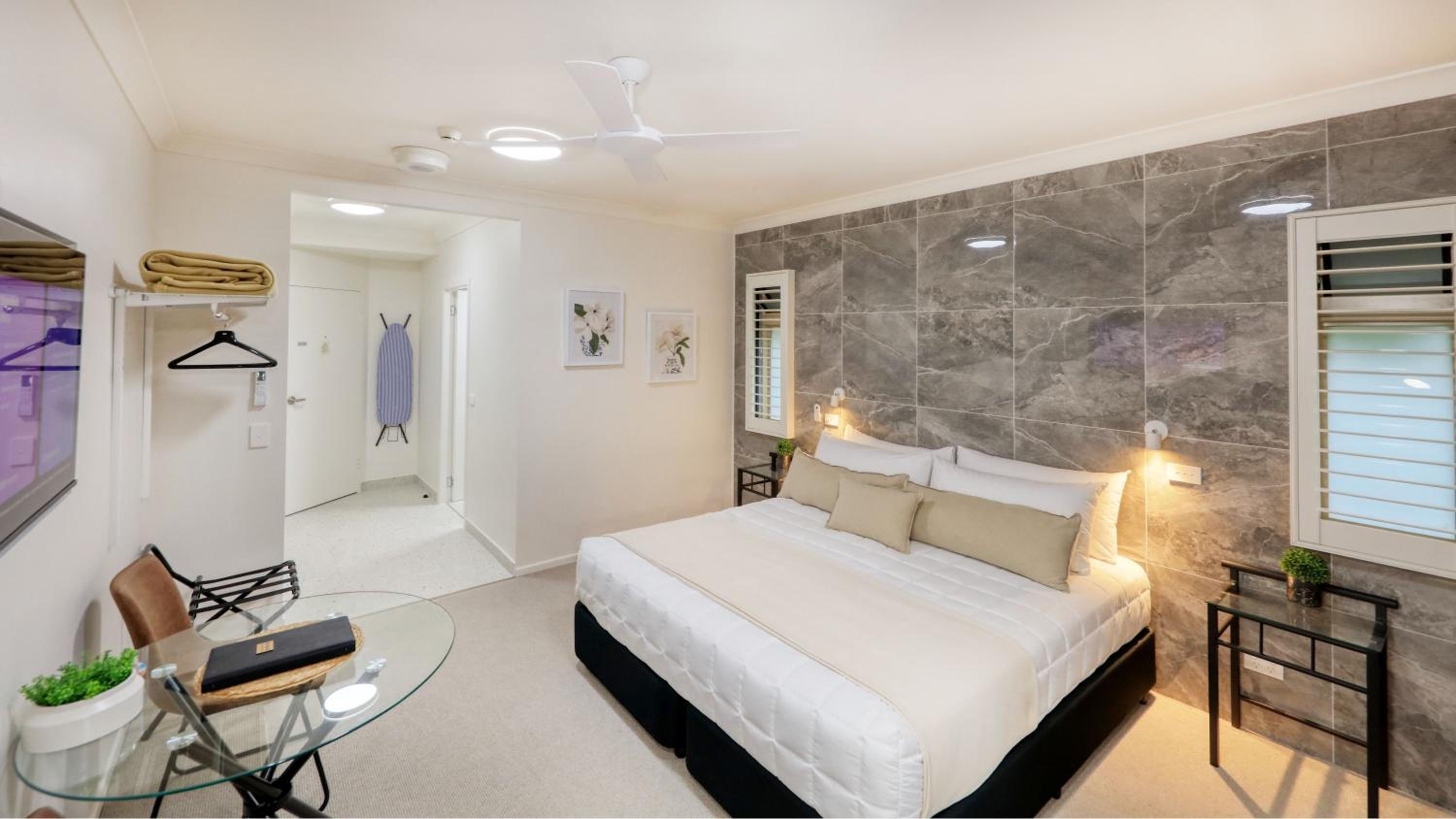 Deluxe King Room photo 2