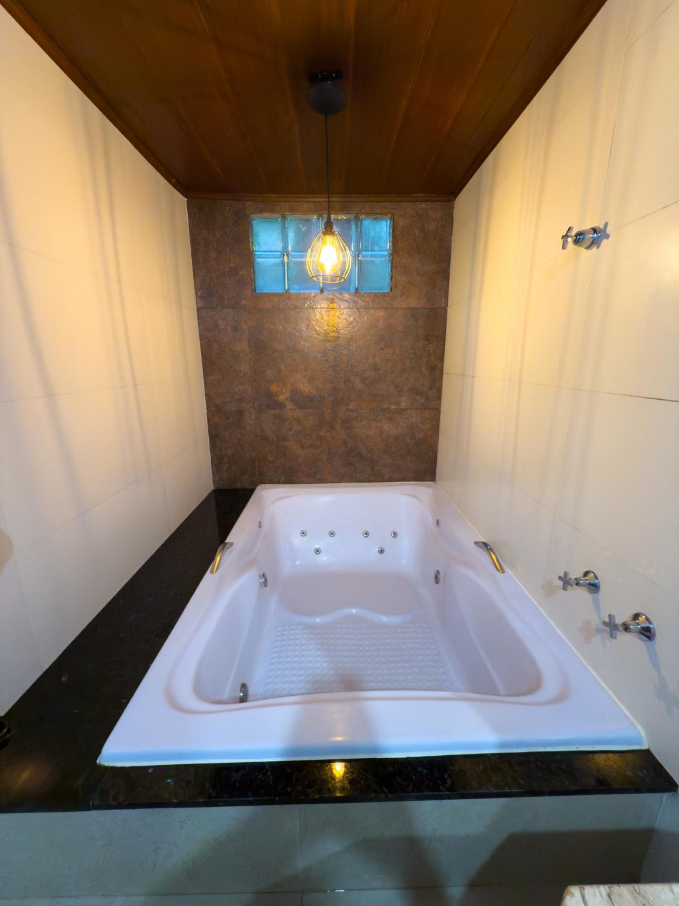 Queen Room with Spa Bath photo 1