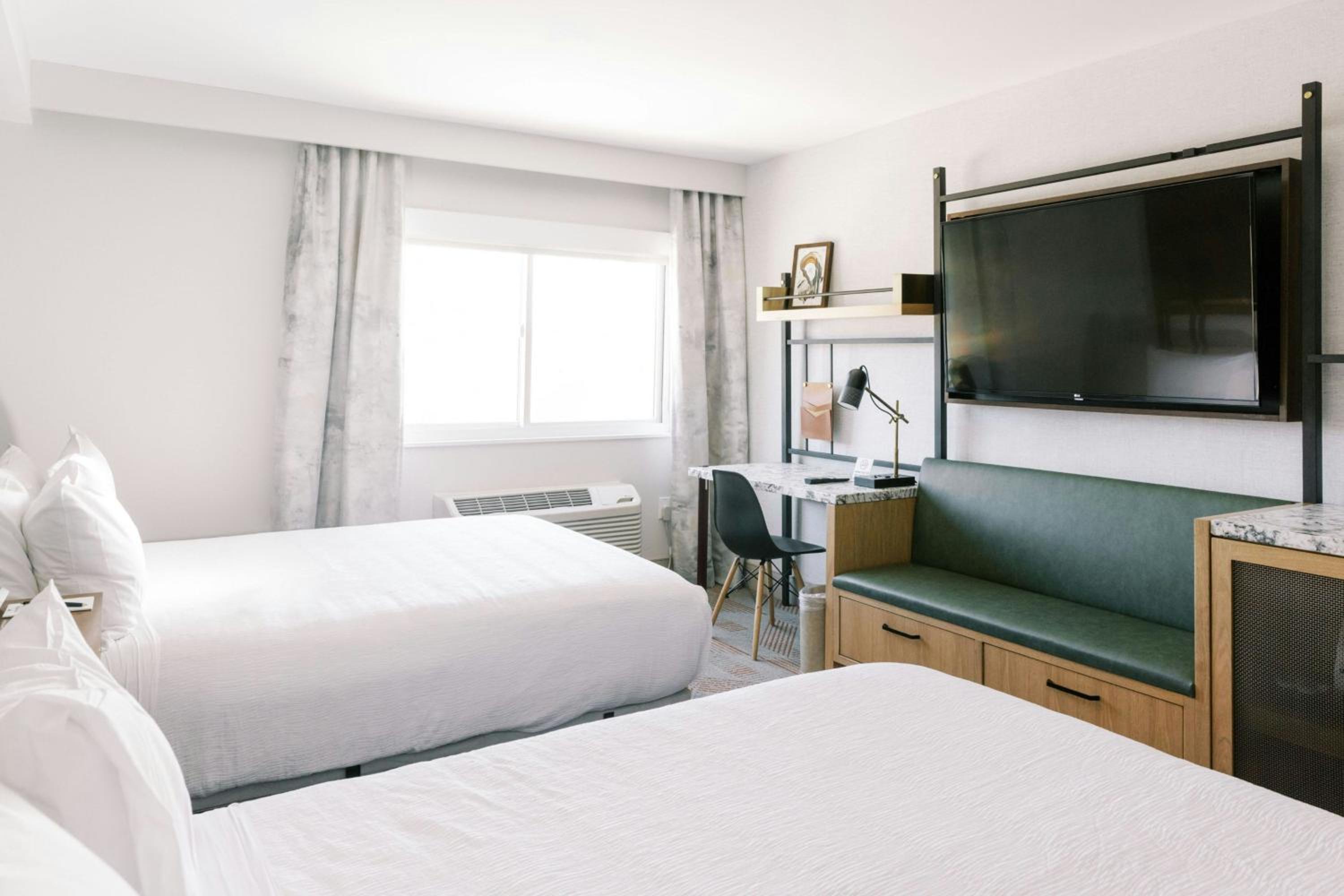 Queen Room with Two Queen Beds - Photo 8