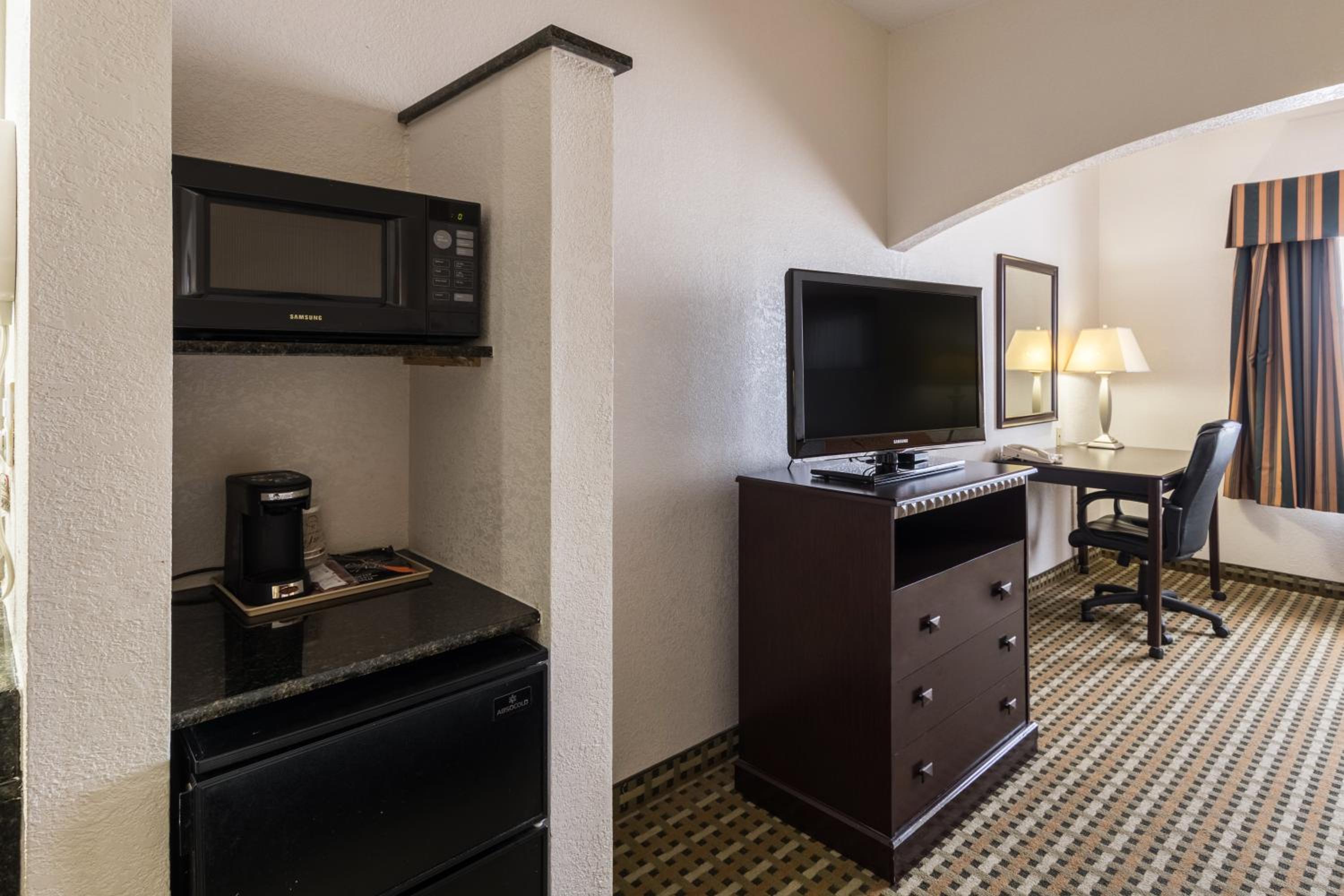Queen Suite with Two Queen Beds - Non-Smoking - Photo 5