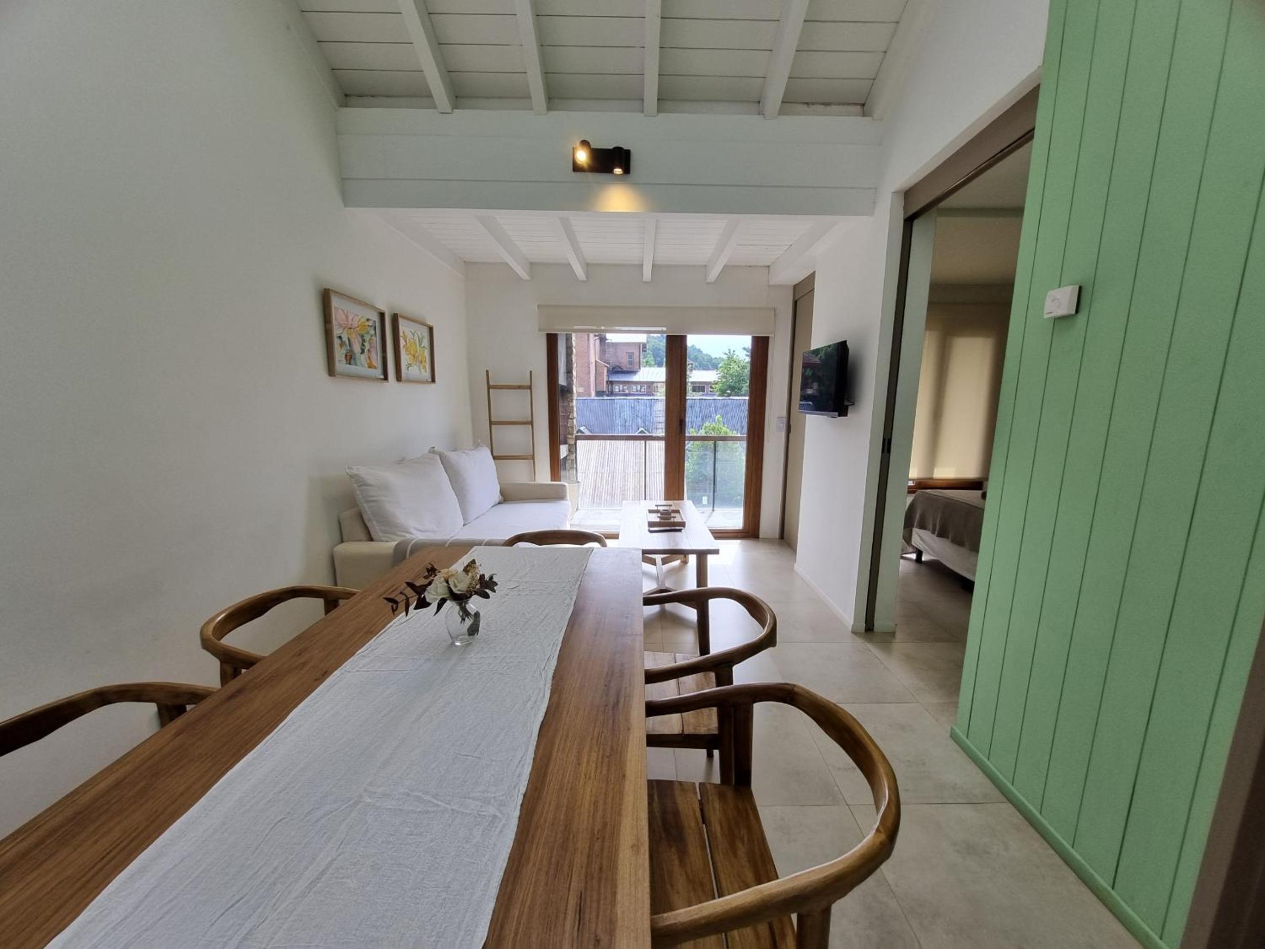 Deluxe Two-Bedroom Apartment with Garden View photo 2