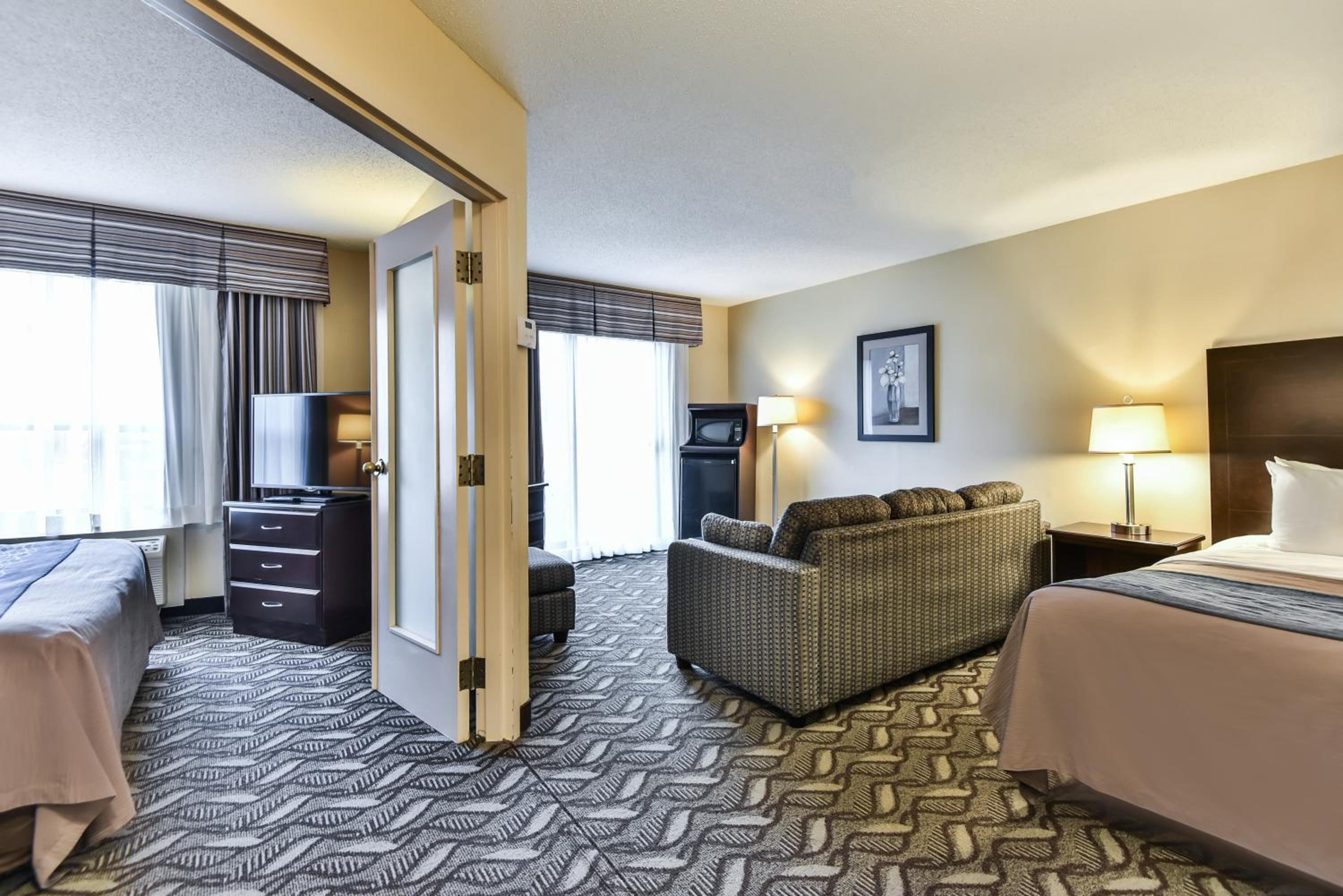 Superior King Suite with One Double Bed - Ground Floor/Pet Friendly/Non-Smoking photo 2