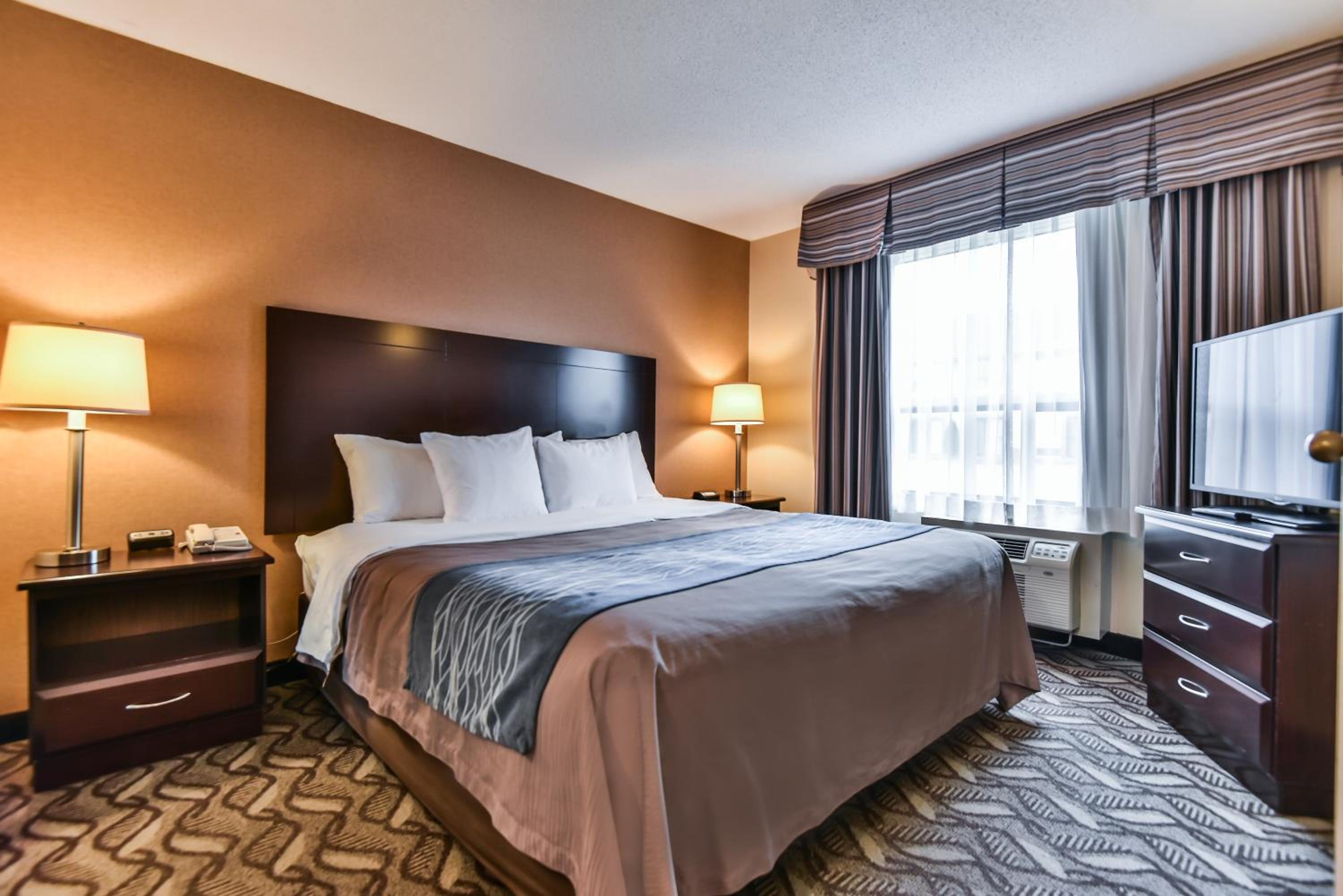 King Room - Upper Floor/Not Pet Friendly/Non-Smoking - Photo 1