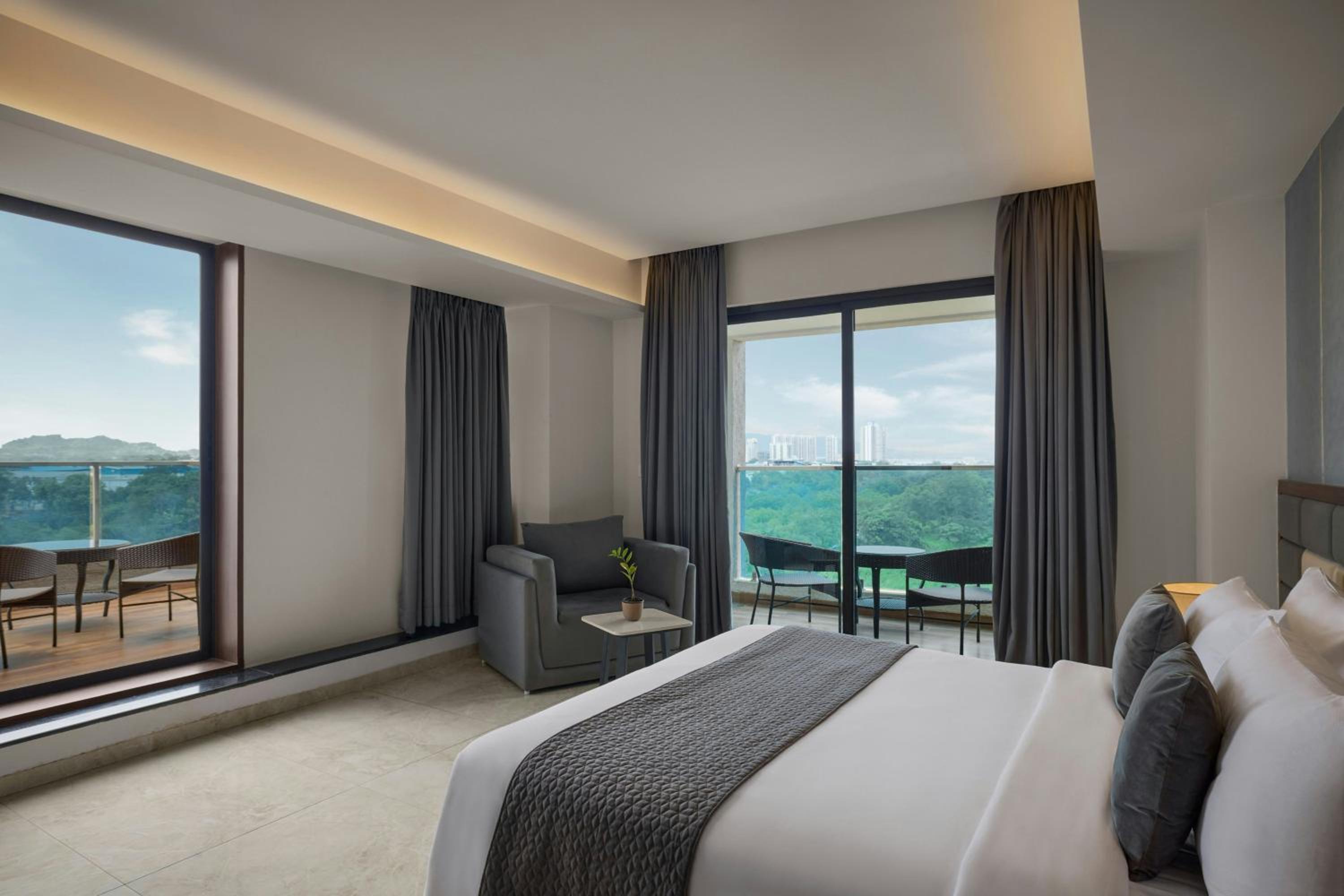Winter Green Premium King Room with Sofa Bed - Photo 2