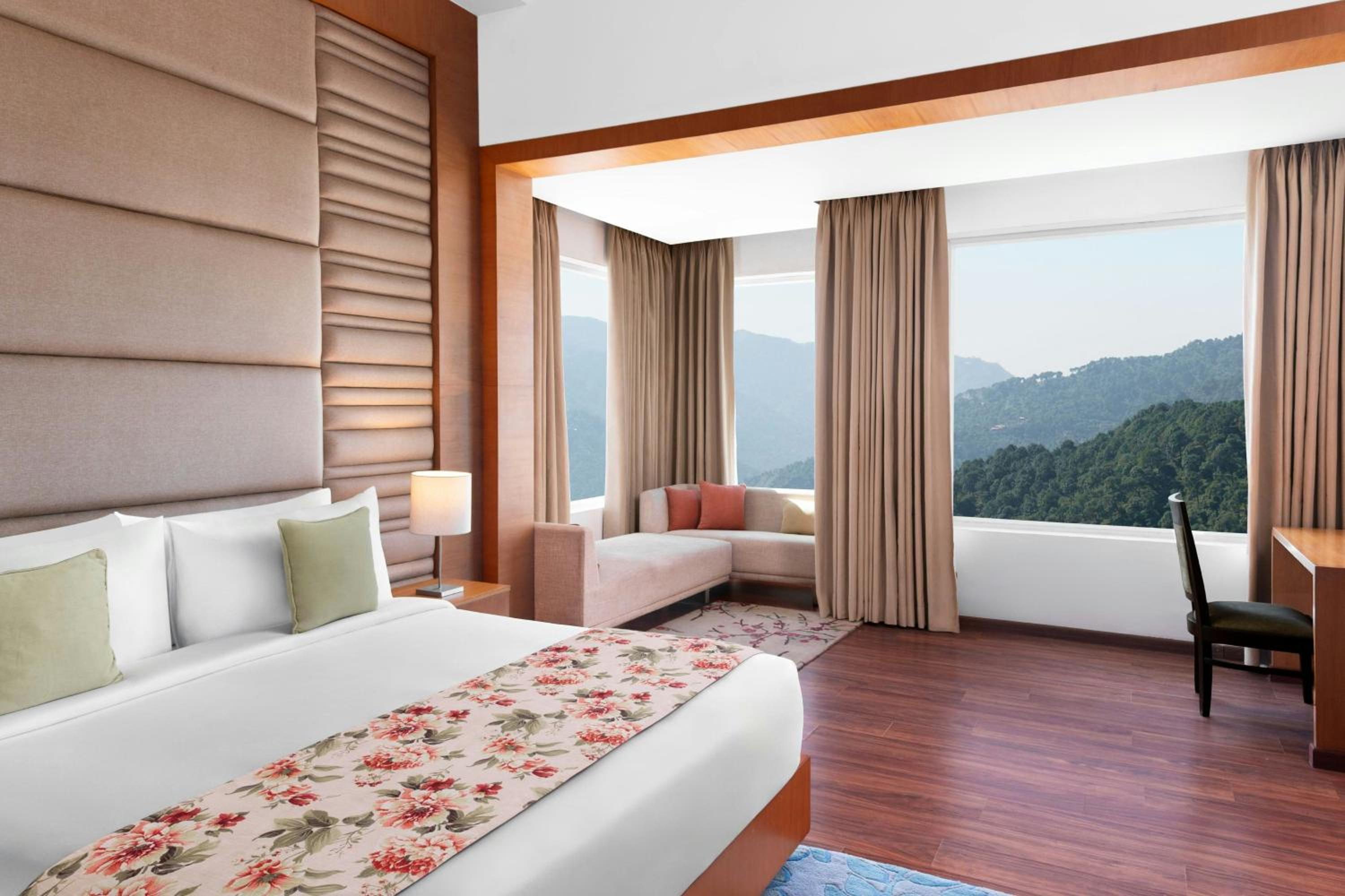 Fern Classic King Suite with Mountain View photo 2