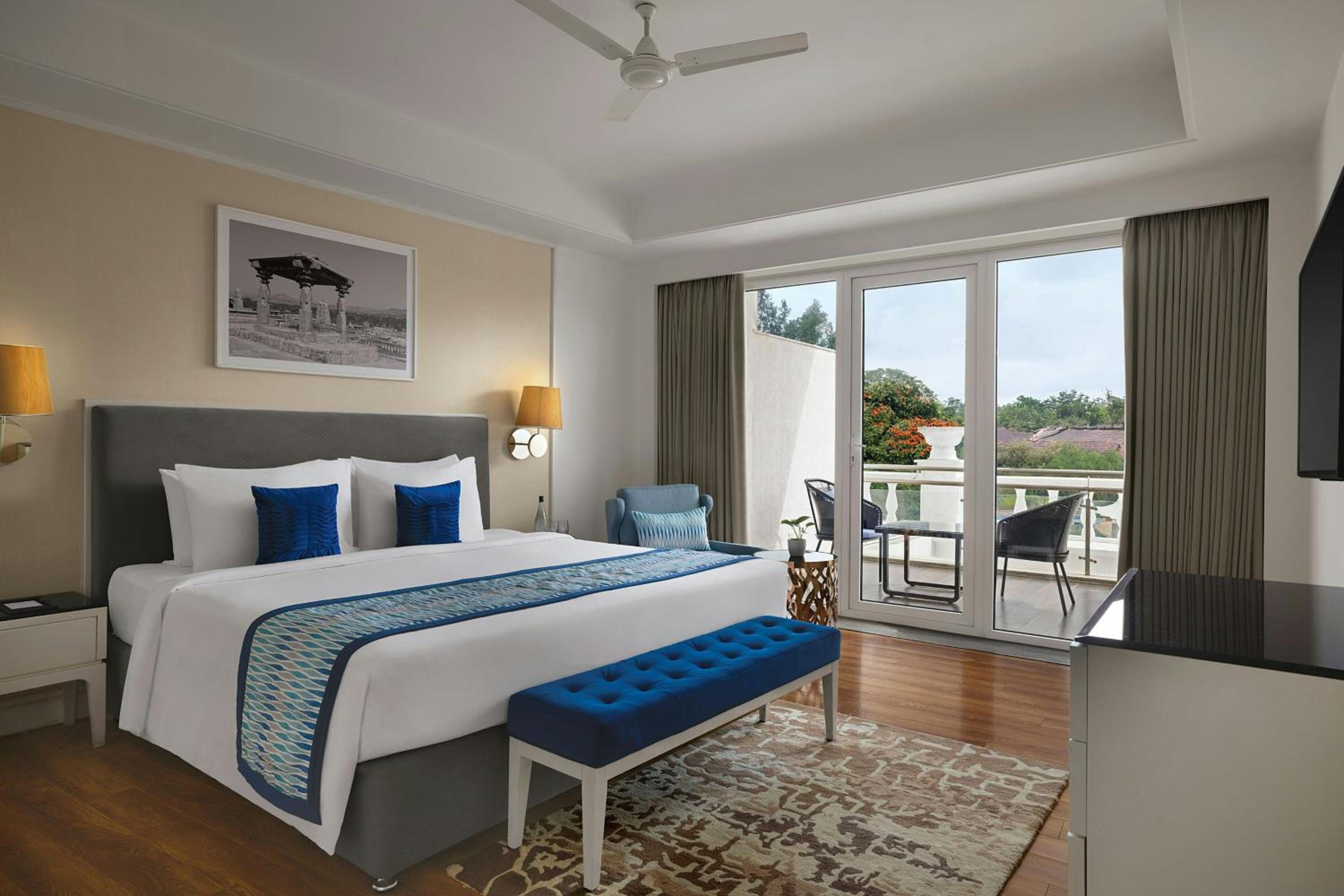 Fern Classic King Suite with Balcony and Garden View photo 3