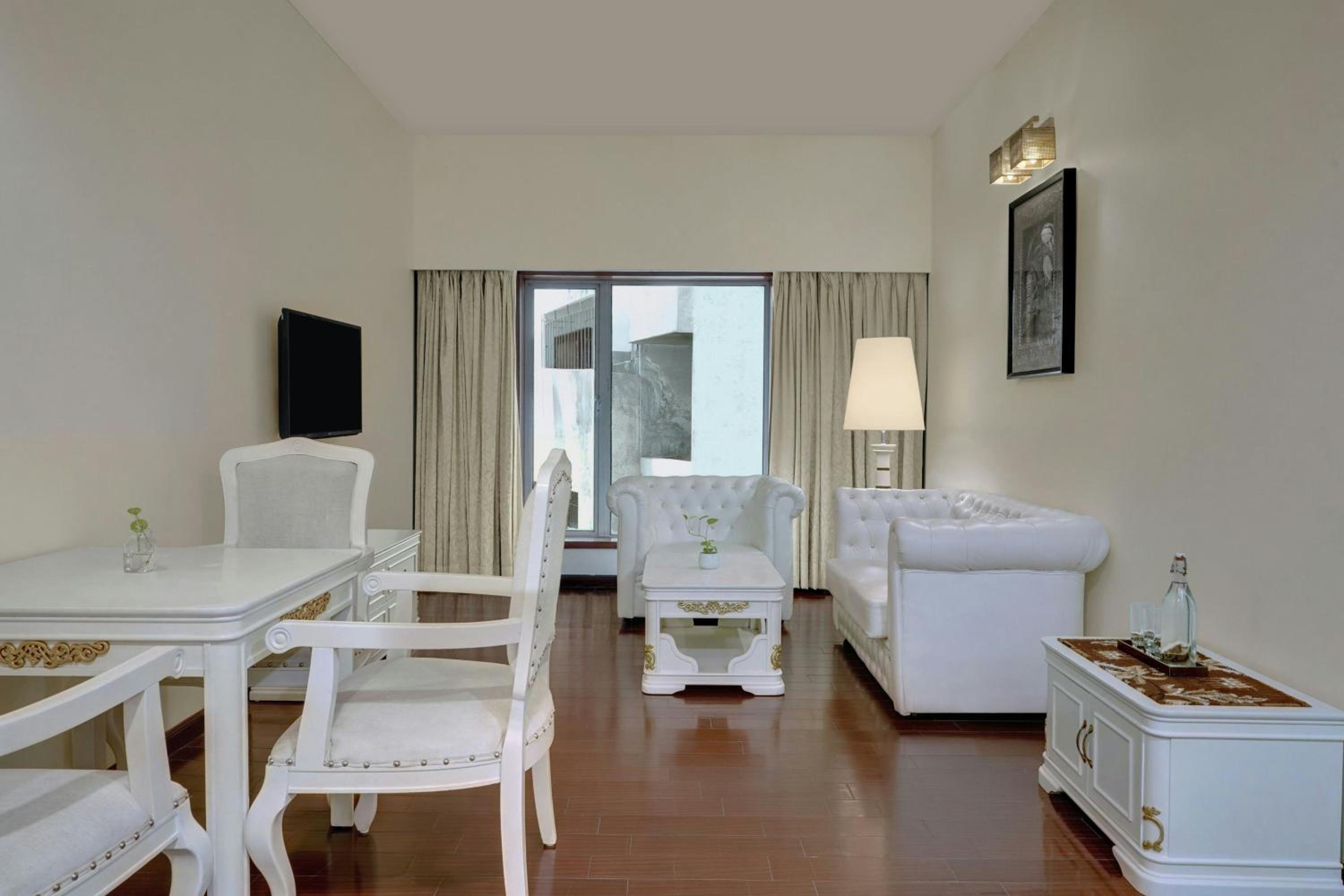 Hazel King Suite with City View photo 2