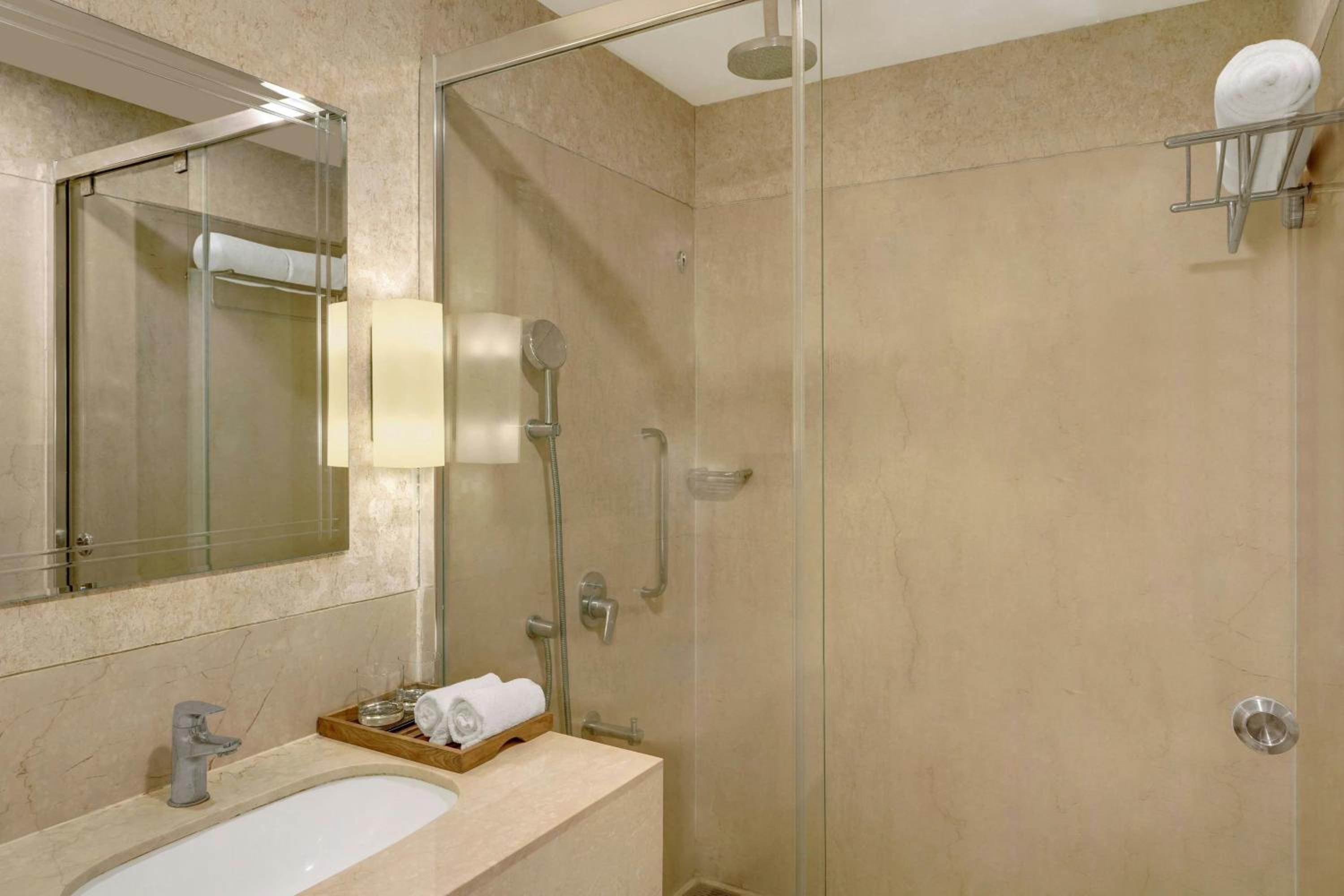 Hazel King Suite with City View photo 3