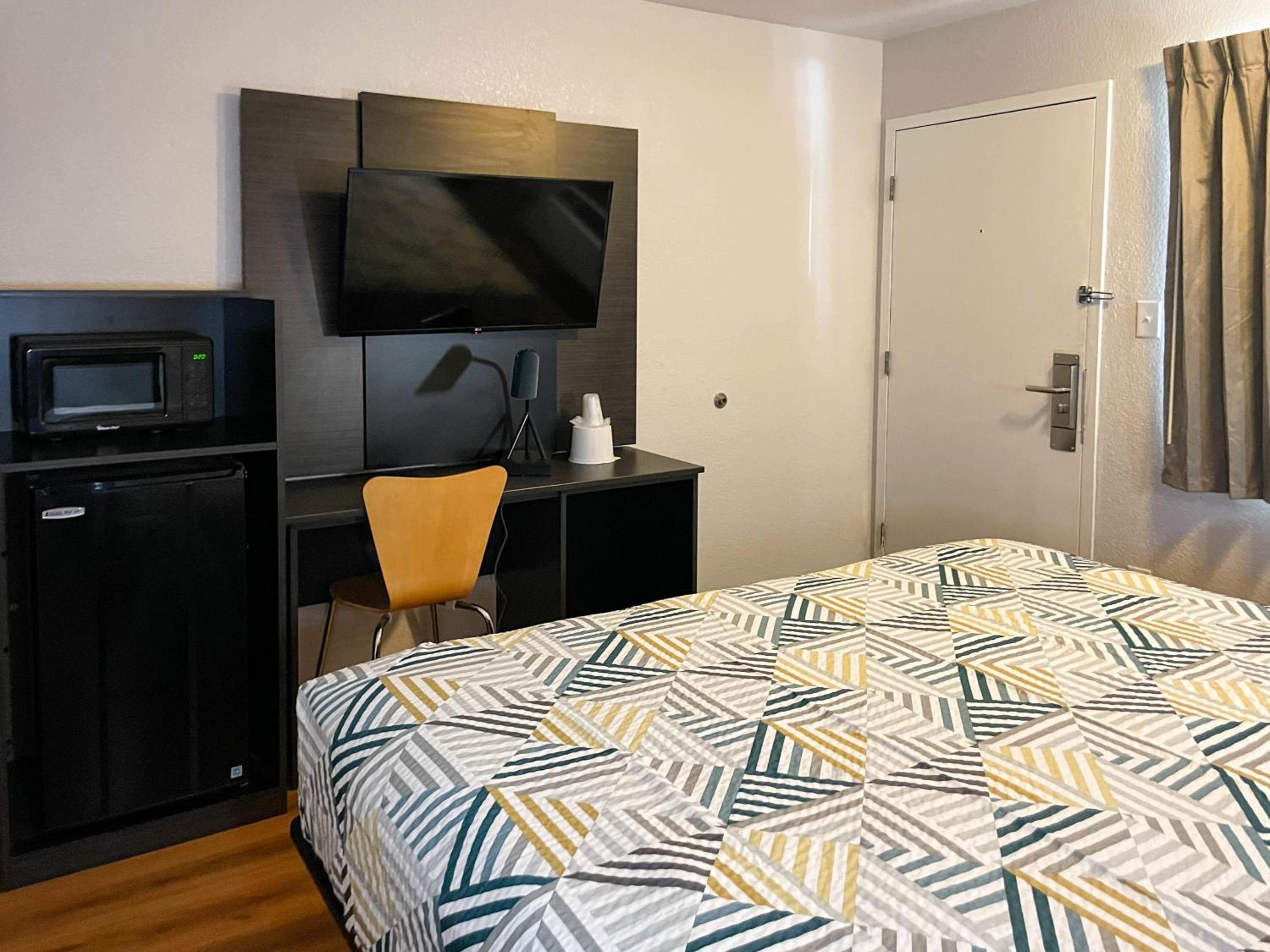 2 Full - 1 King Bed | Suite, Nsmk, Kitchen photo 3