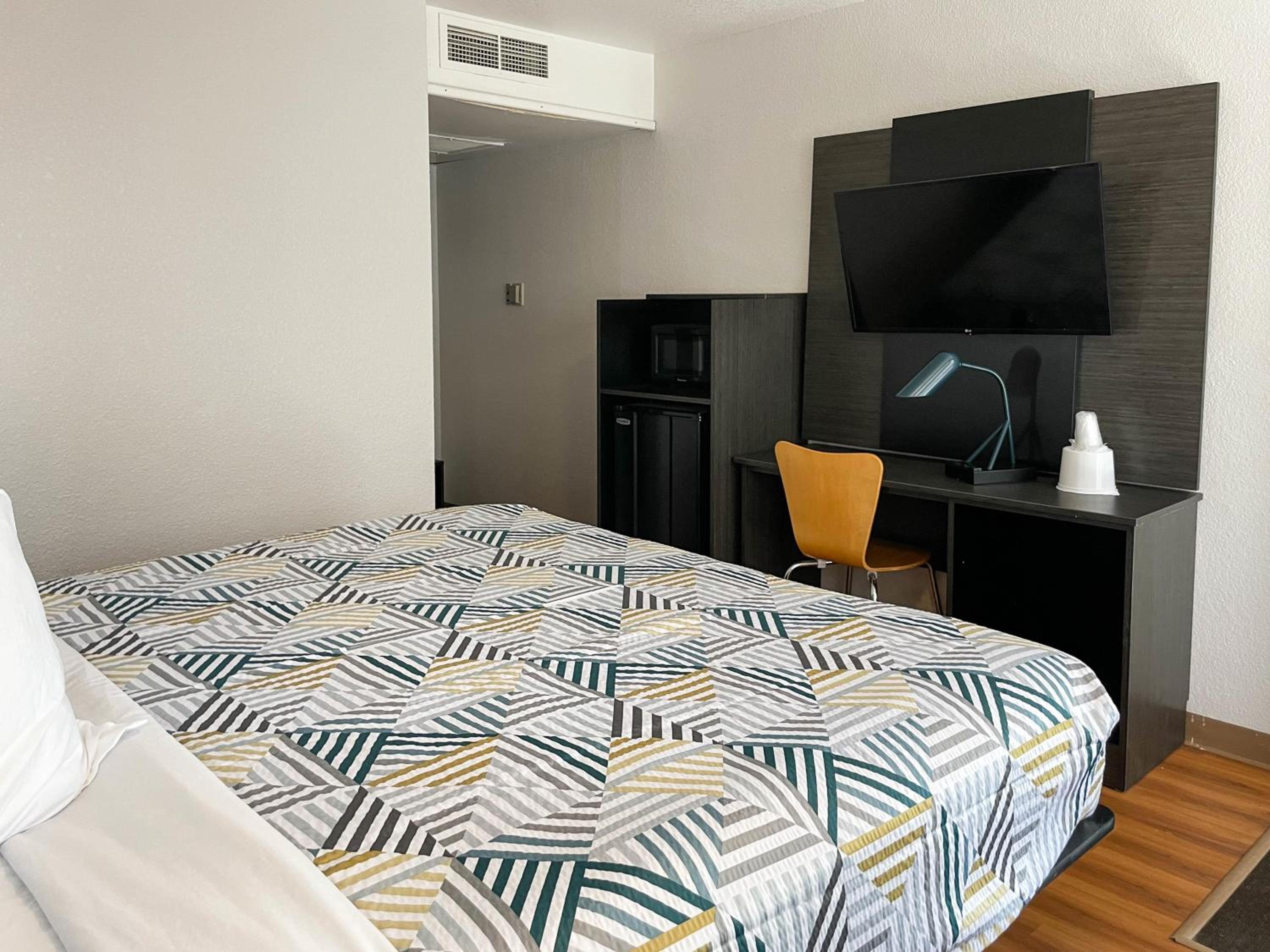 2 Full - 1 King Bed | Suite, Nsmk, Kitchen photo 2